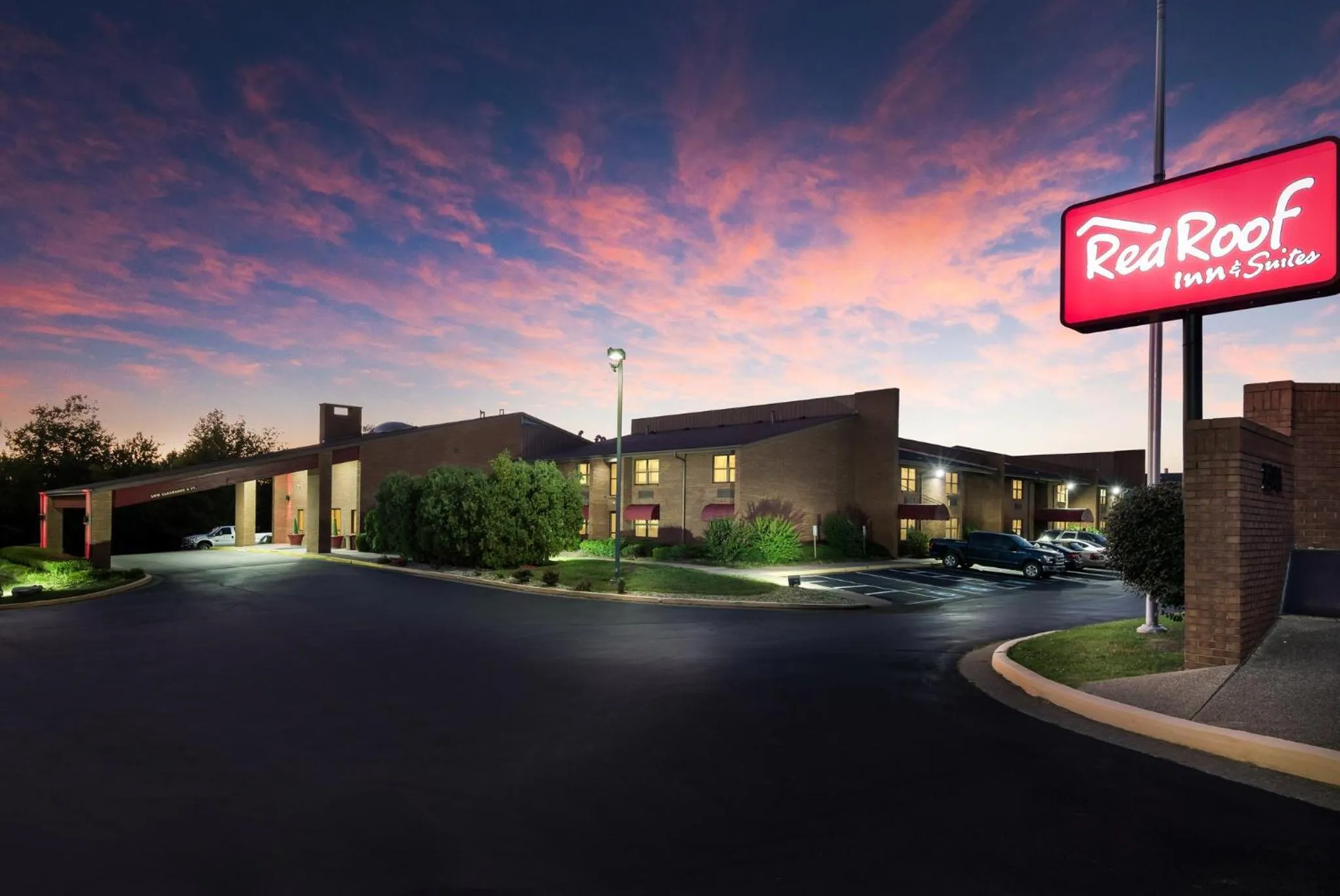 Property building in Red Roof Inn & Suites Lexington - Hamburg