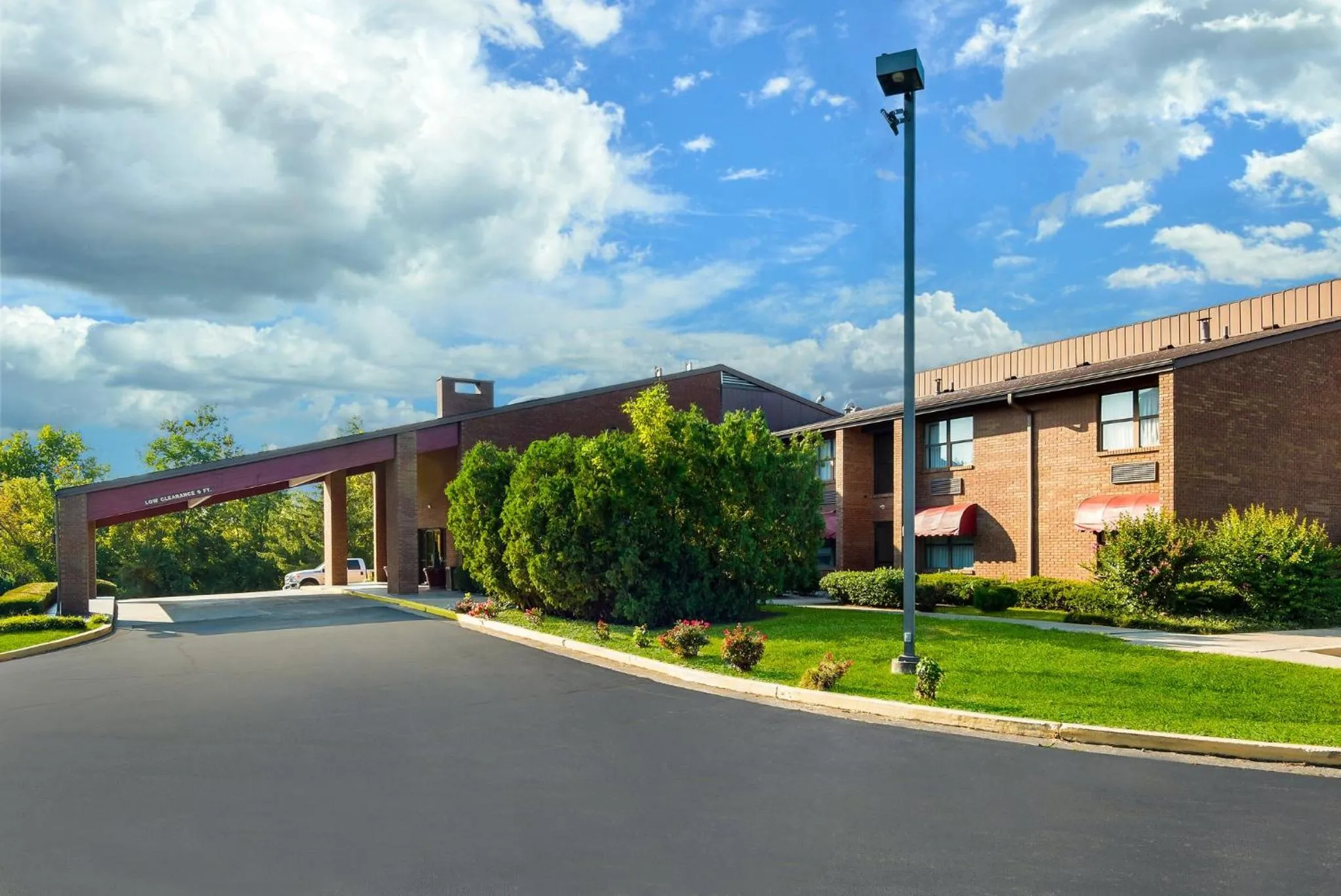 Property building in Red Roof Inn & Suites Lexington - Hamburg