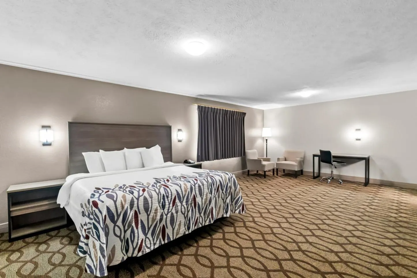 Photo of the whole room, Bed in Red Roof Inn & Suites Lexington - Hamburg