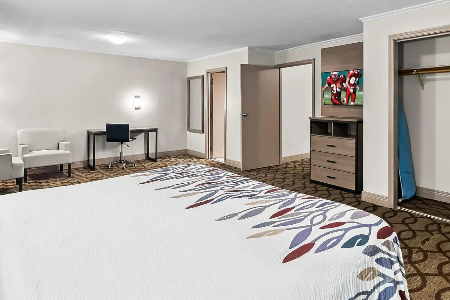 Photo of the whole room, Bed in Red Roof Inn & Suites Lexington - Hamburg