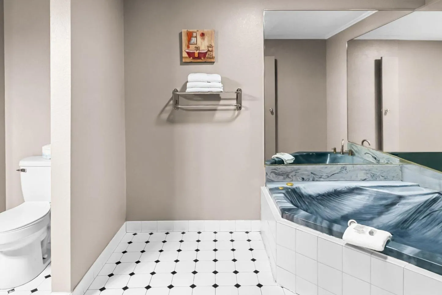 Bathroom in Red Roof Inn & Suites Lexington - Hamburg