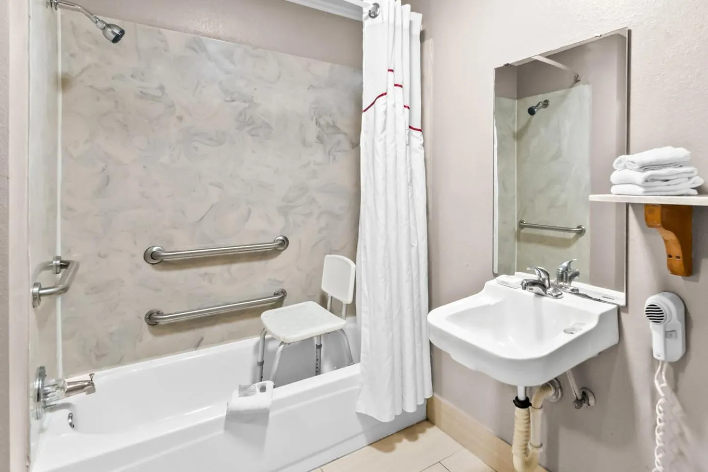 Bathroom in Red Roof Inn & Suites Lexington - Hamburg