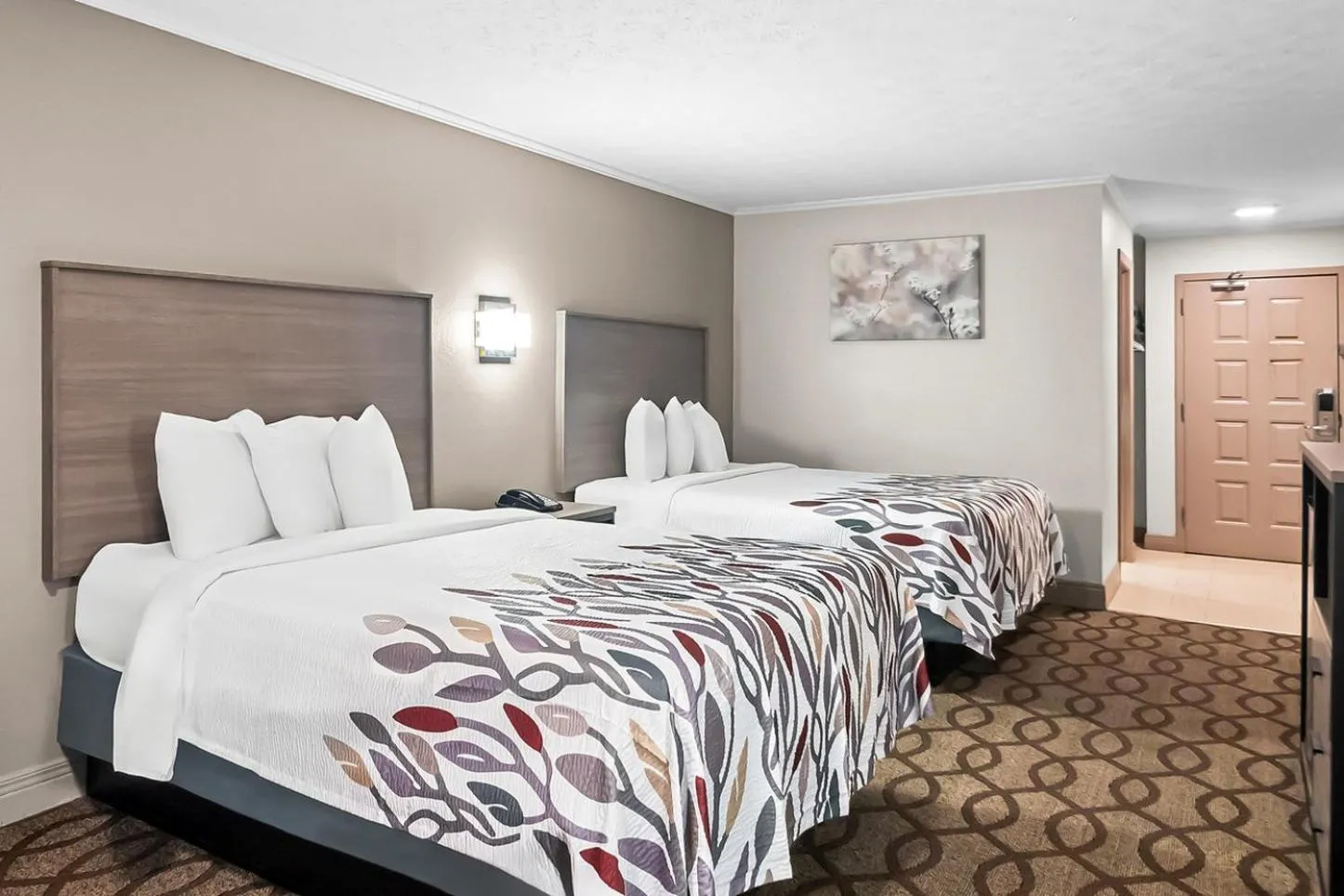 Photo of the whole room, Bed in Red Roof Inn & Suites Lexington - Hamburg