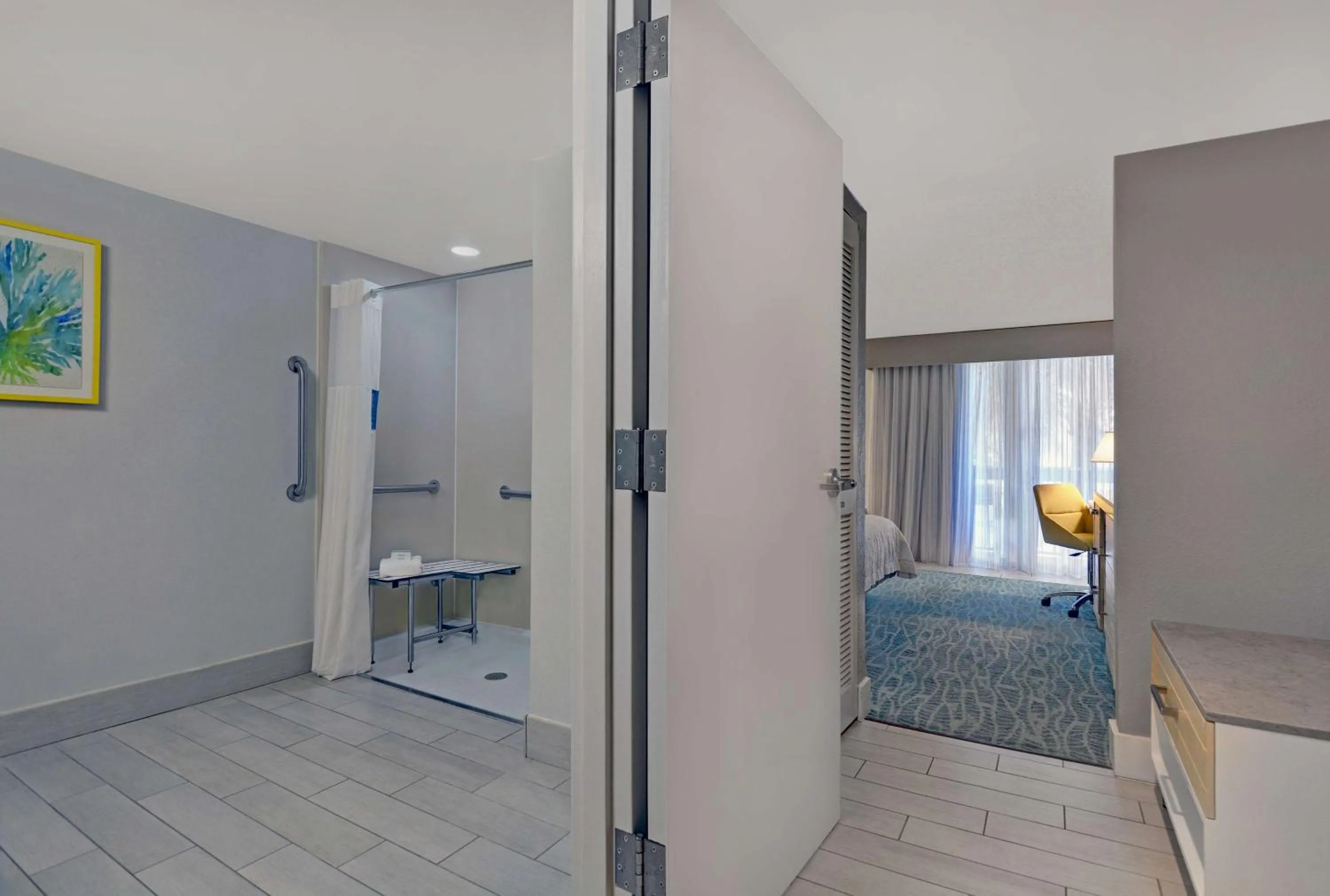 Bathroom, Bed in Hampton Inn Oceanfront Jacksonville Beach