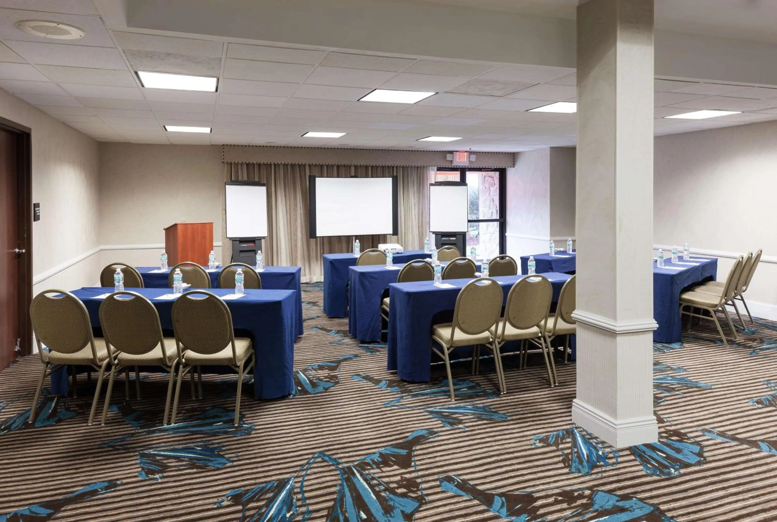 Meeting/conference room in Hampton Inn Oceanfront Jacksonville Beach
