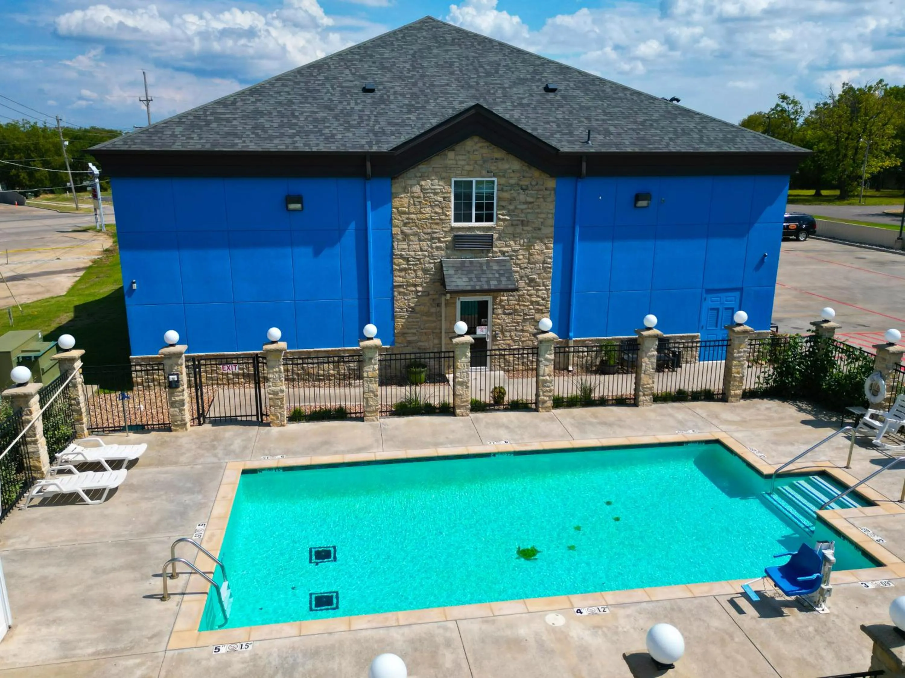 Swimming pool in American Inn Madill