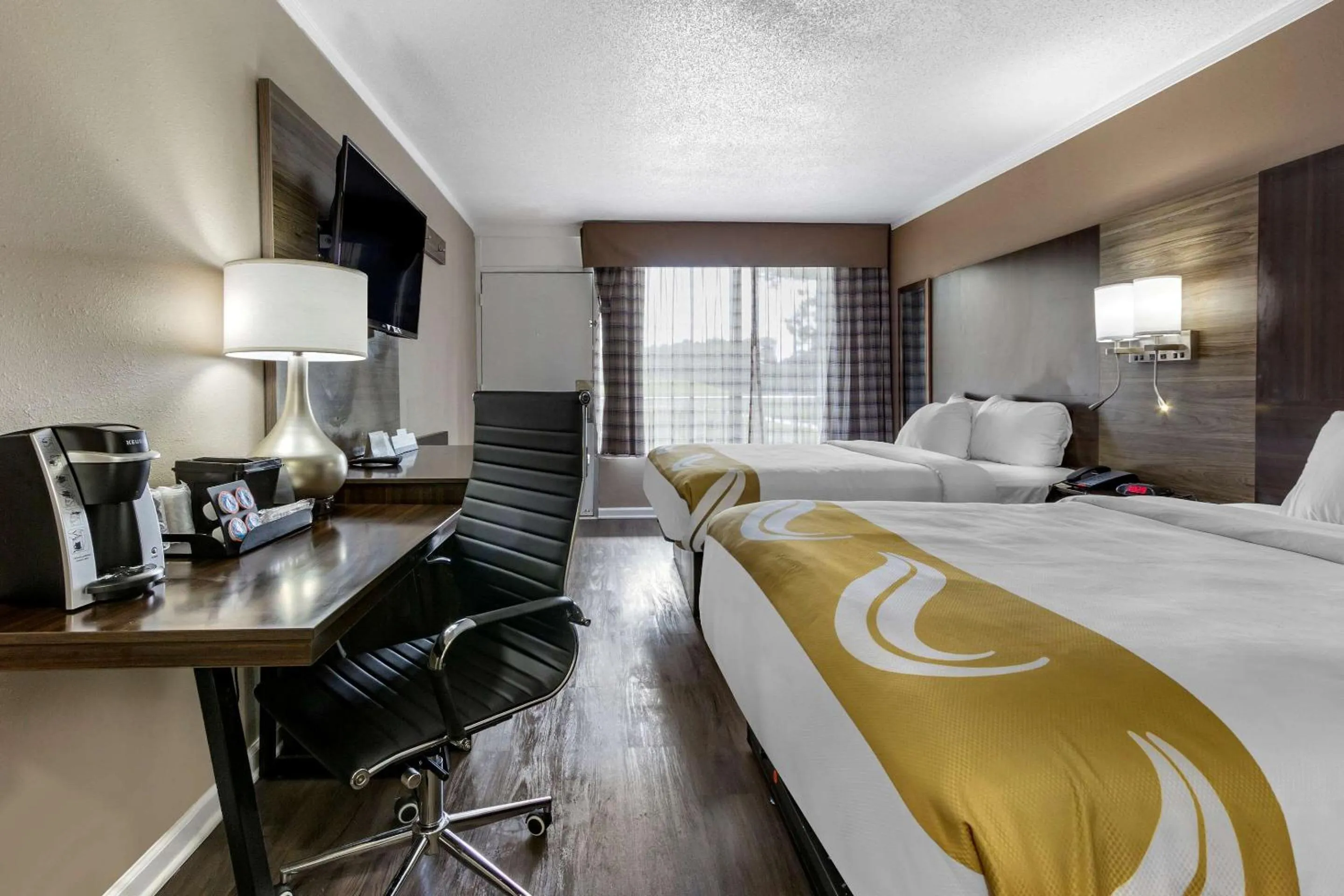 Photo of the whole room, Bed in Quality Inn & Suites Pawleys Island