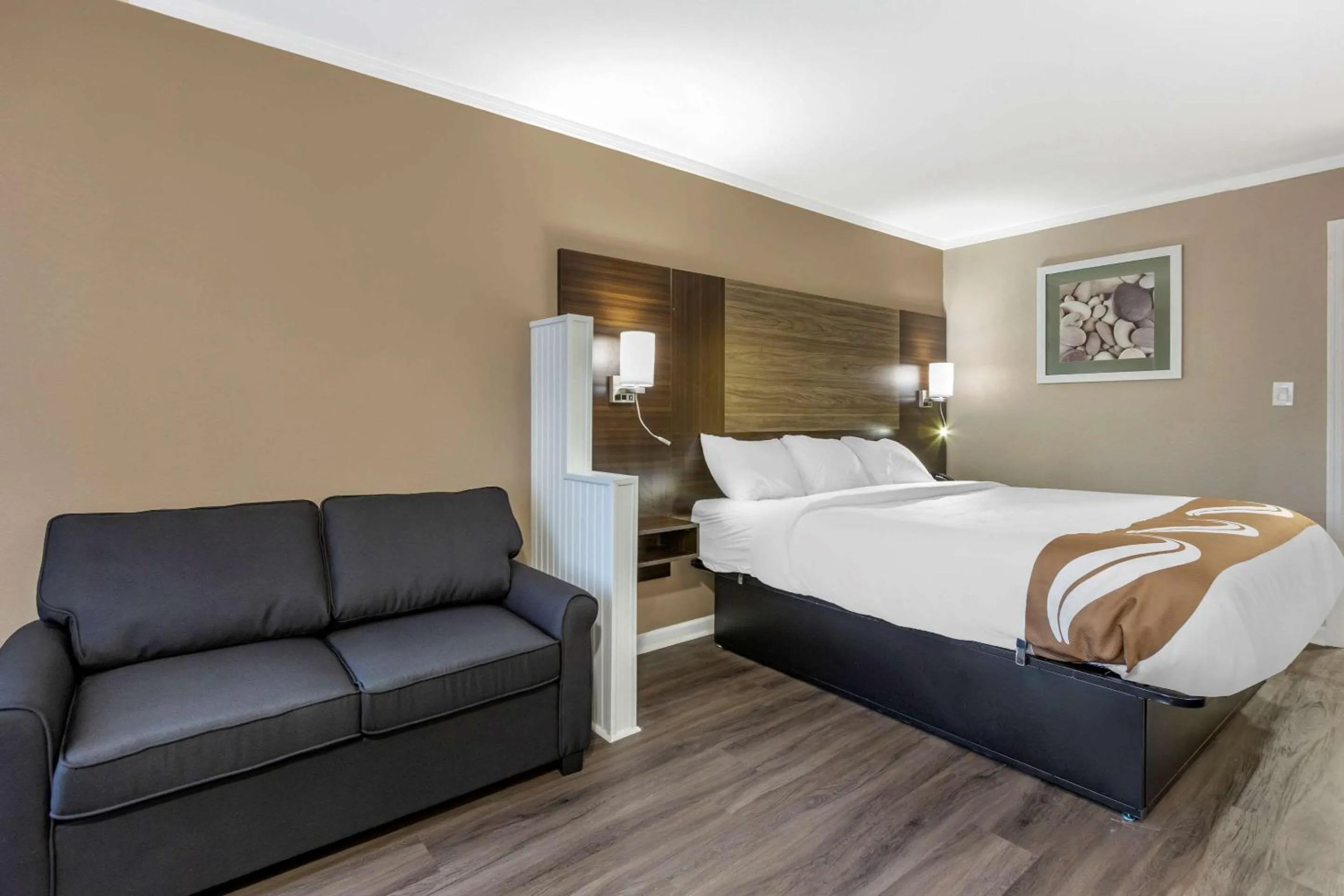 Photo of the whole room, Bed in Quality Inn & Suites Pawleys Island