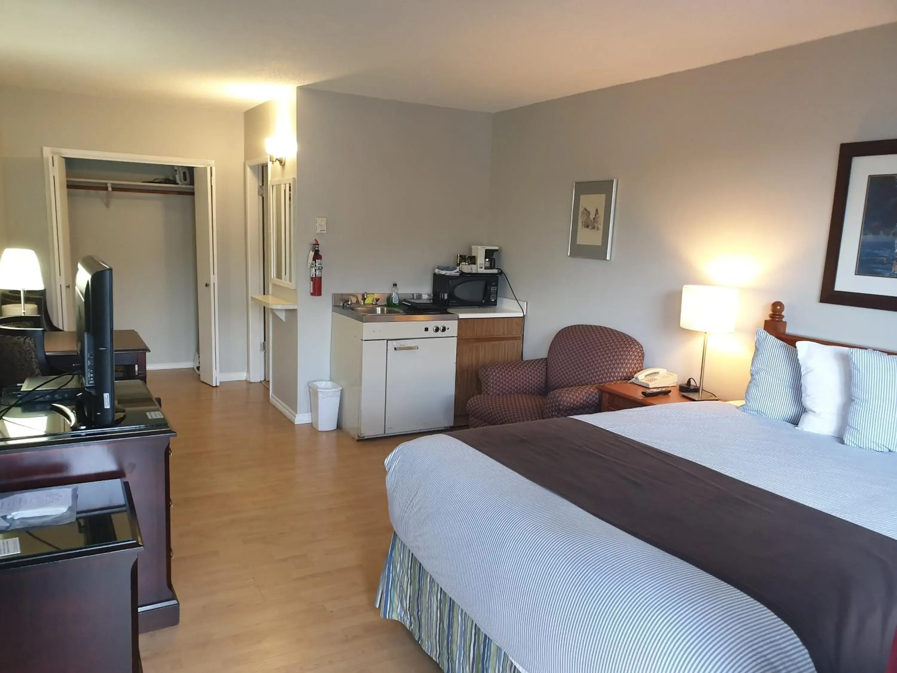 Standard Queen Room in Island View Lodge Standard Queen Room in Island View Lodge