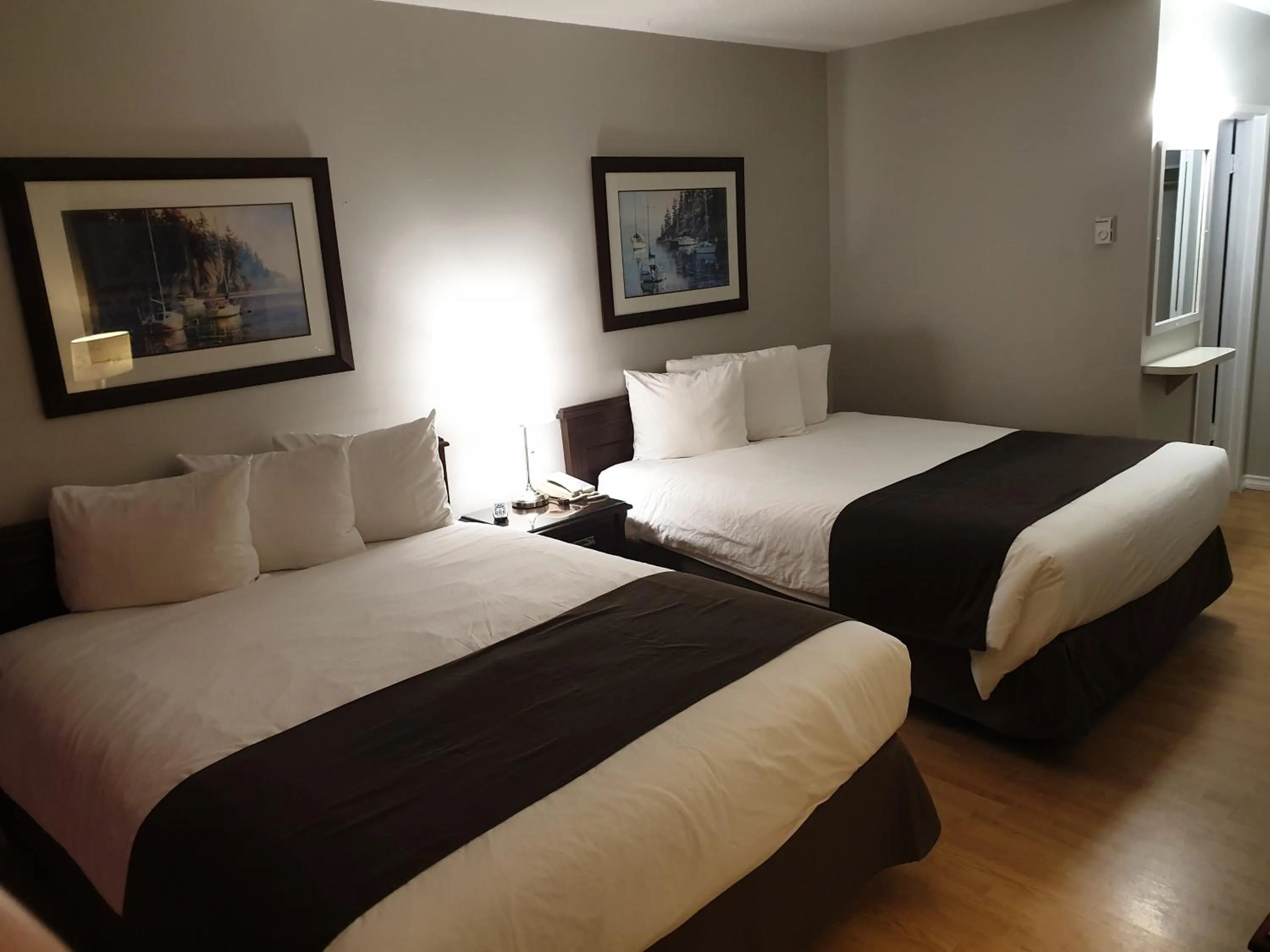 Bed in Island View Lodge