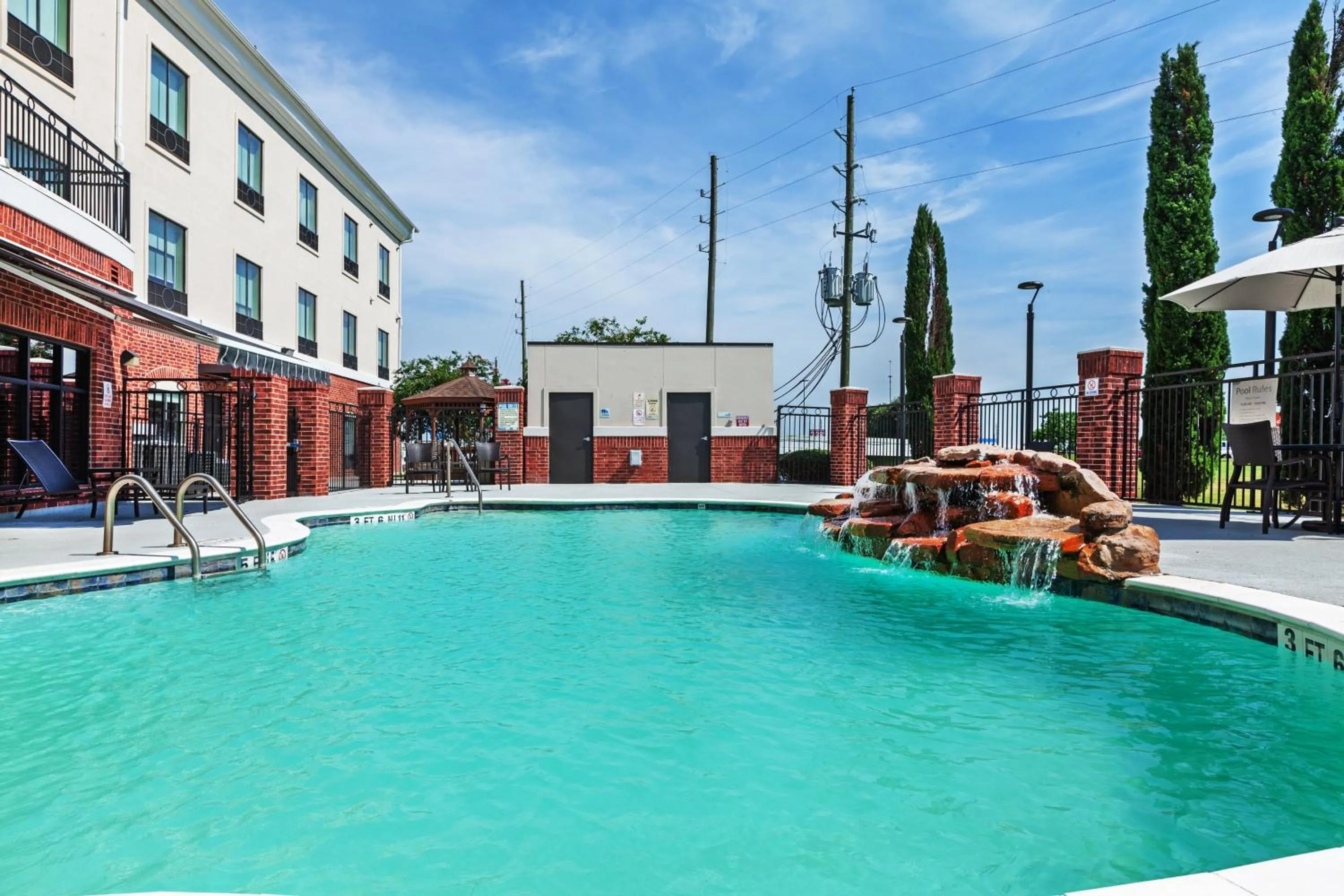 Swimming pool in Holiday Inn Express Sealy by IHG
