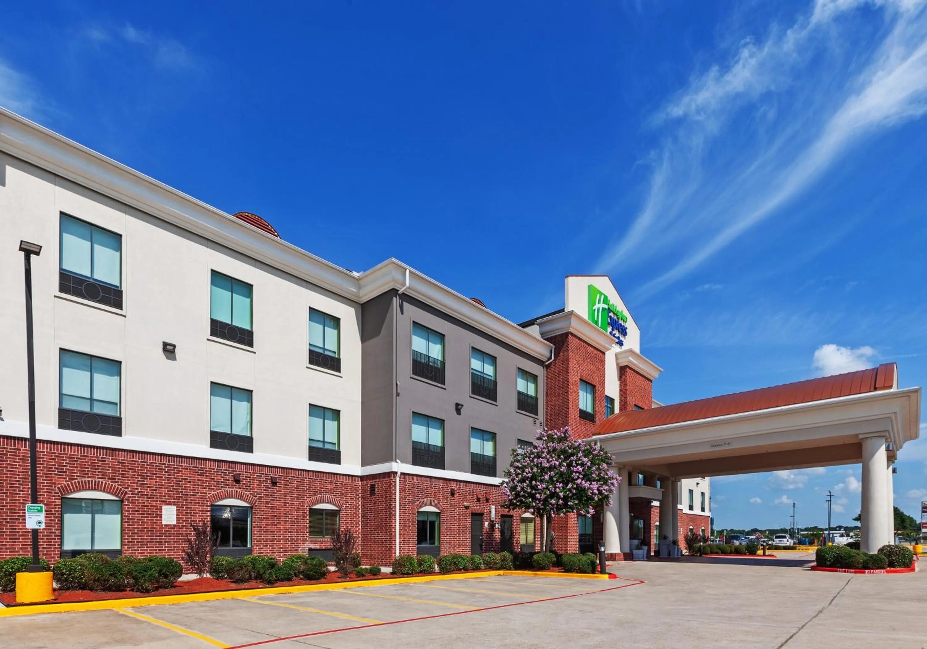 Property building in Holiday Inn Express Sealy by IHG