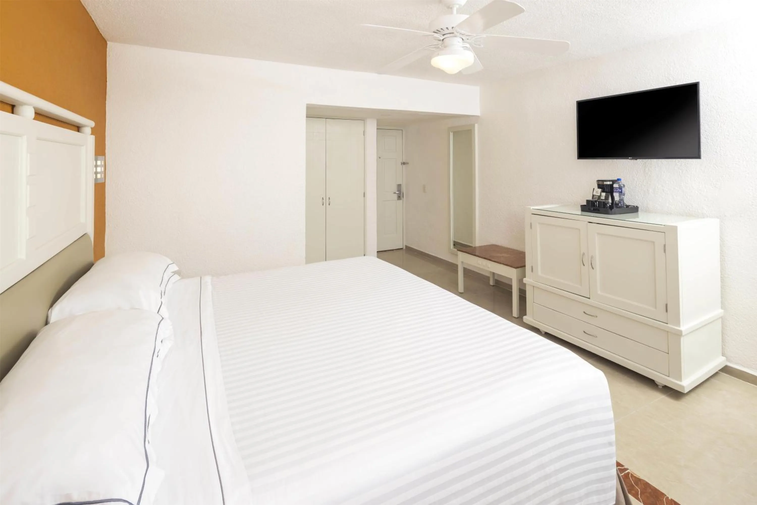 Bedroom, Bed in Occidental Costa Cancún - All Inclusive