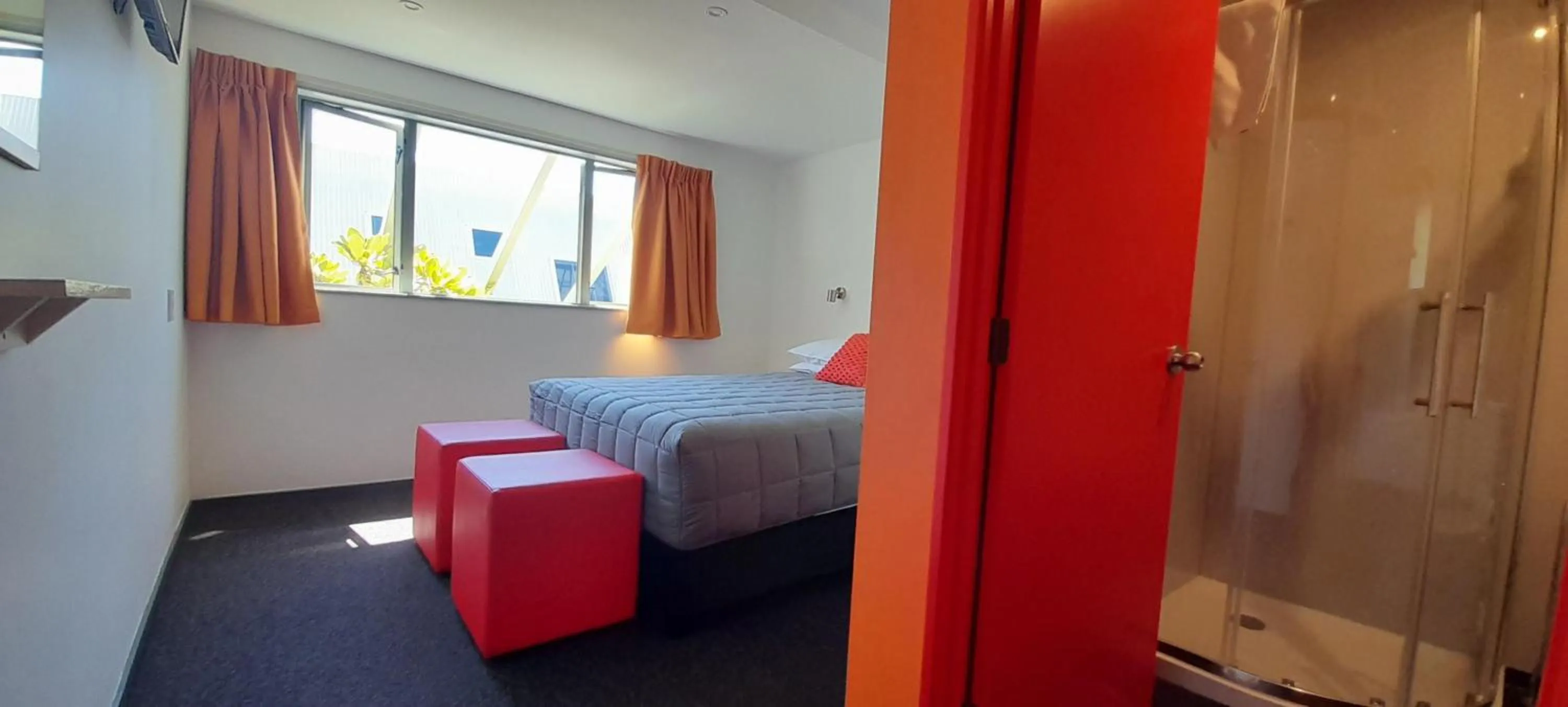 Photo of the whole room, Bed in YHA Nelson