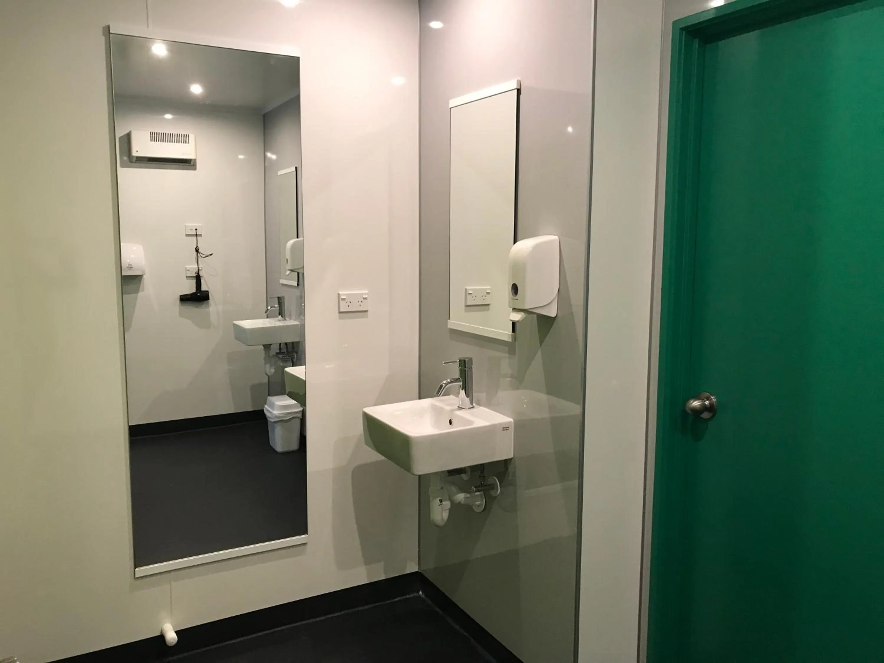 Toilet in YHA Nelson