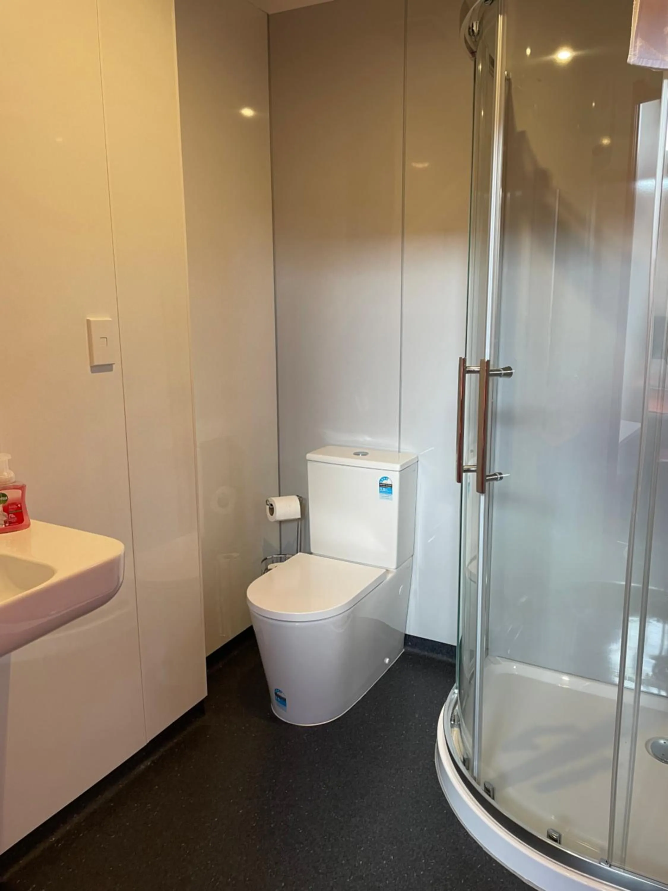 Toilet in YHA Nelson