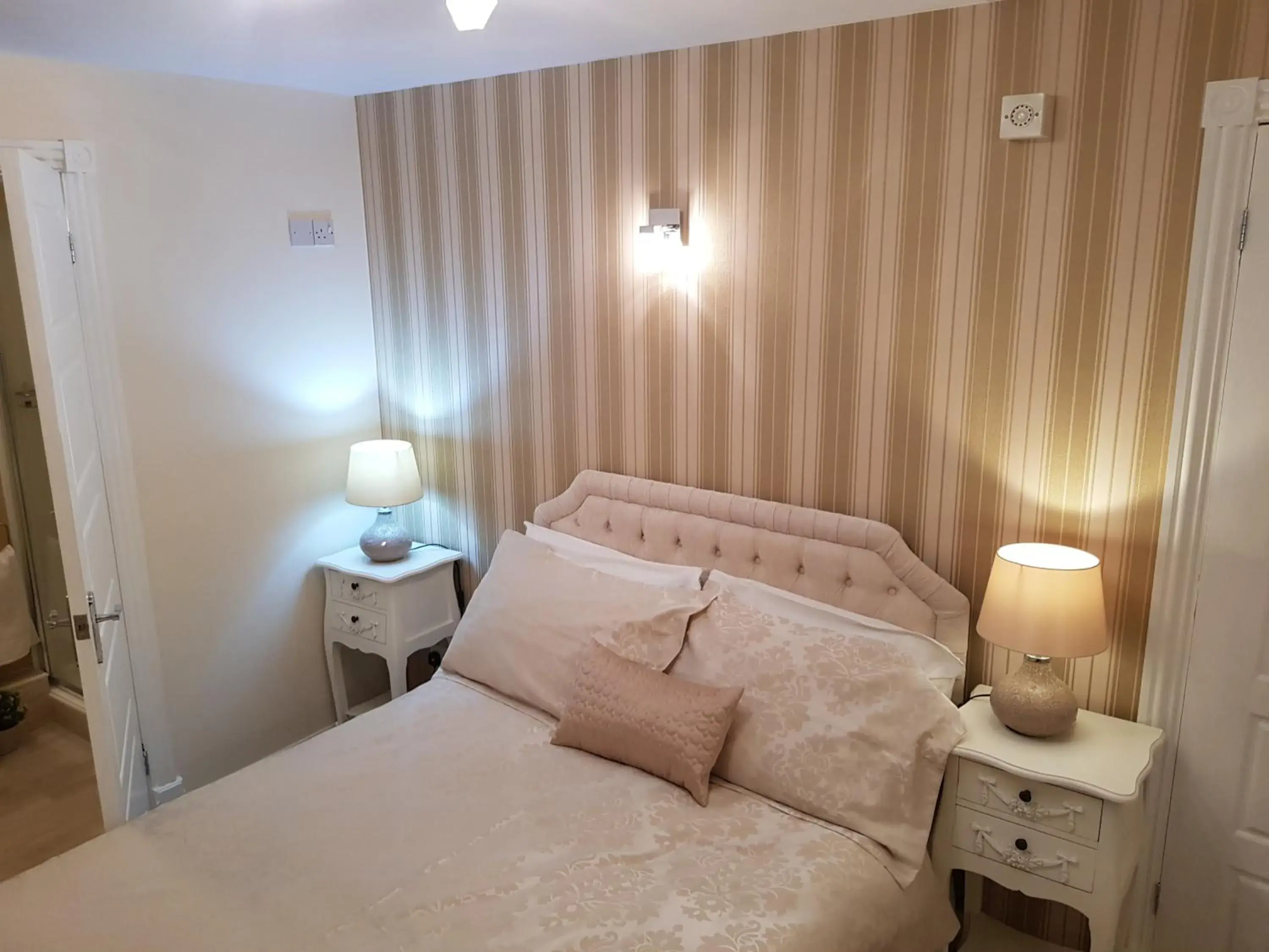 Deluxe Double Room with Shower in Chatterley House Deluxe Double Room with Shower in Chatterley House