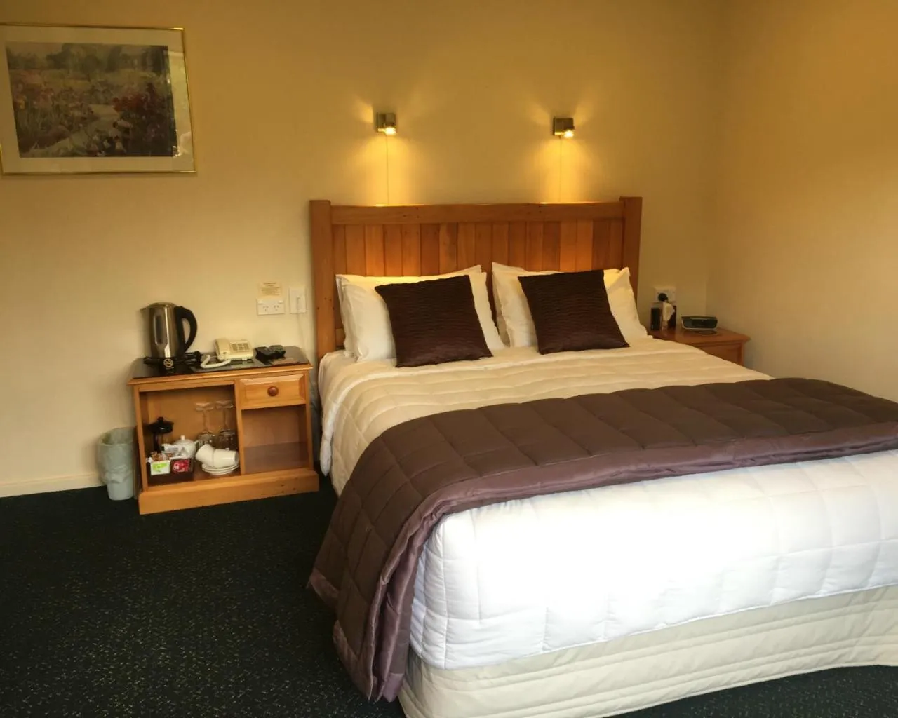 Coffee/tea facilities, Bed in Lake Roxburgh Lodge
