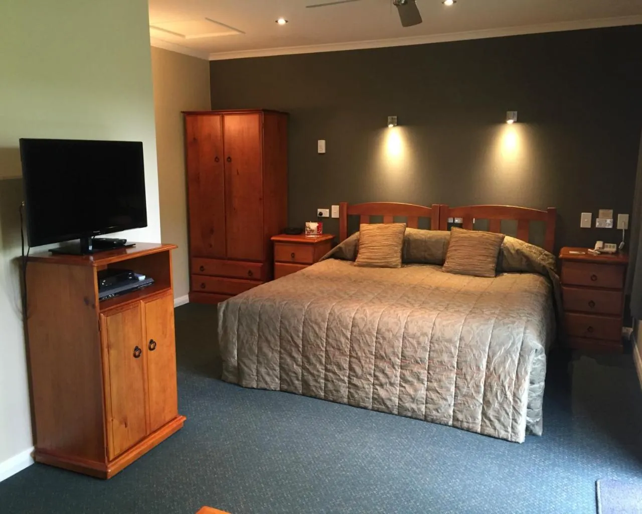 TV and multimedia, Bed in Lake Roxburgh Lodge