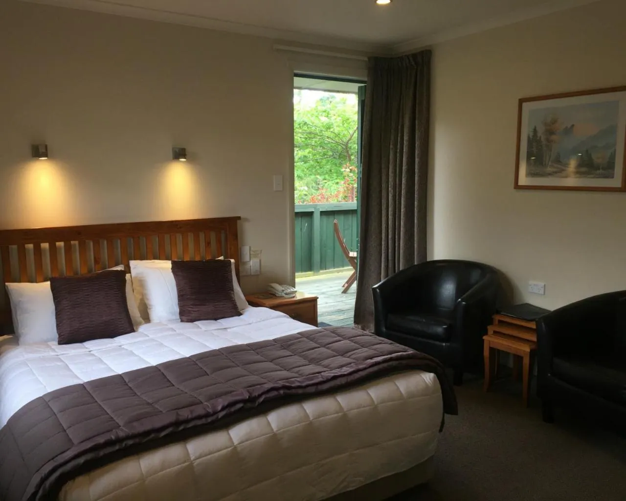 Seating area, Bed in Lake Roxburgh Lodge