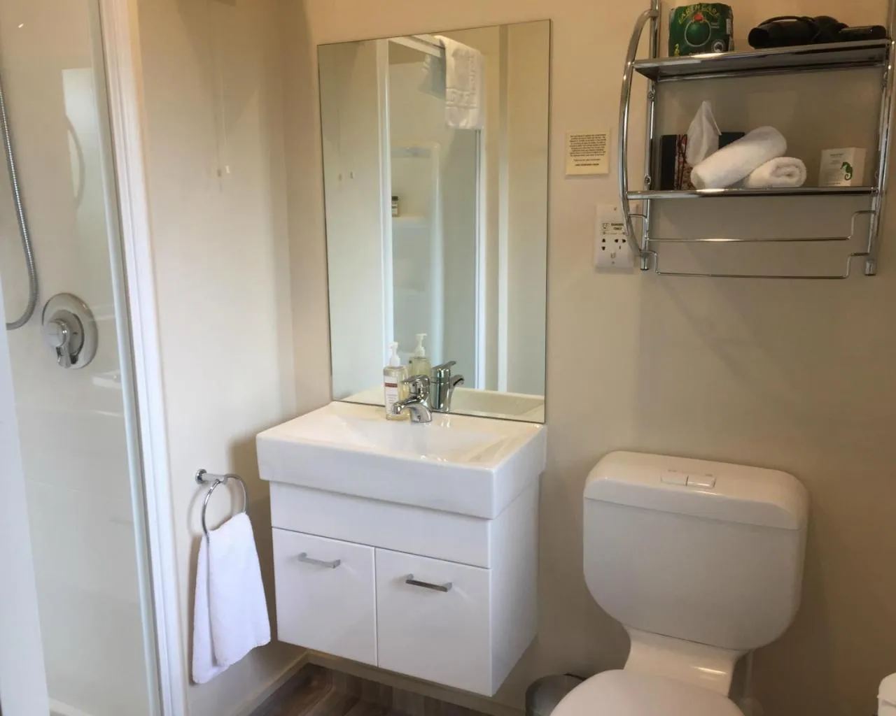 Shower in Lake Roxburgh Lodge