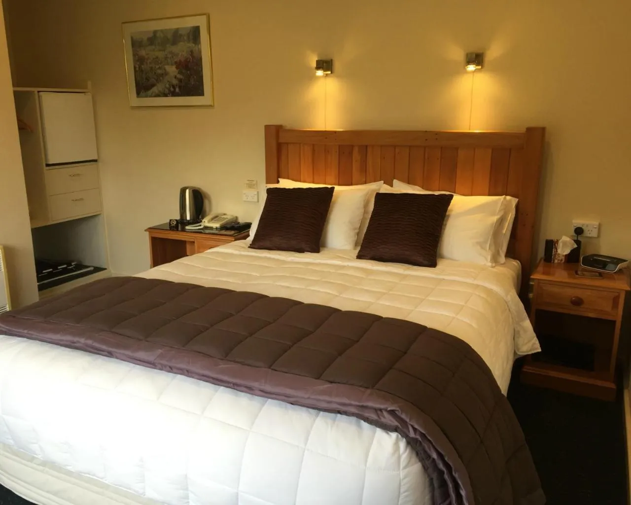 Coffee/tea facilities, Bed in Lake Roxburgh Lodge