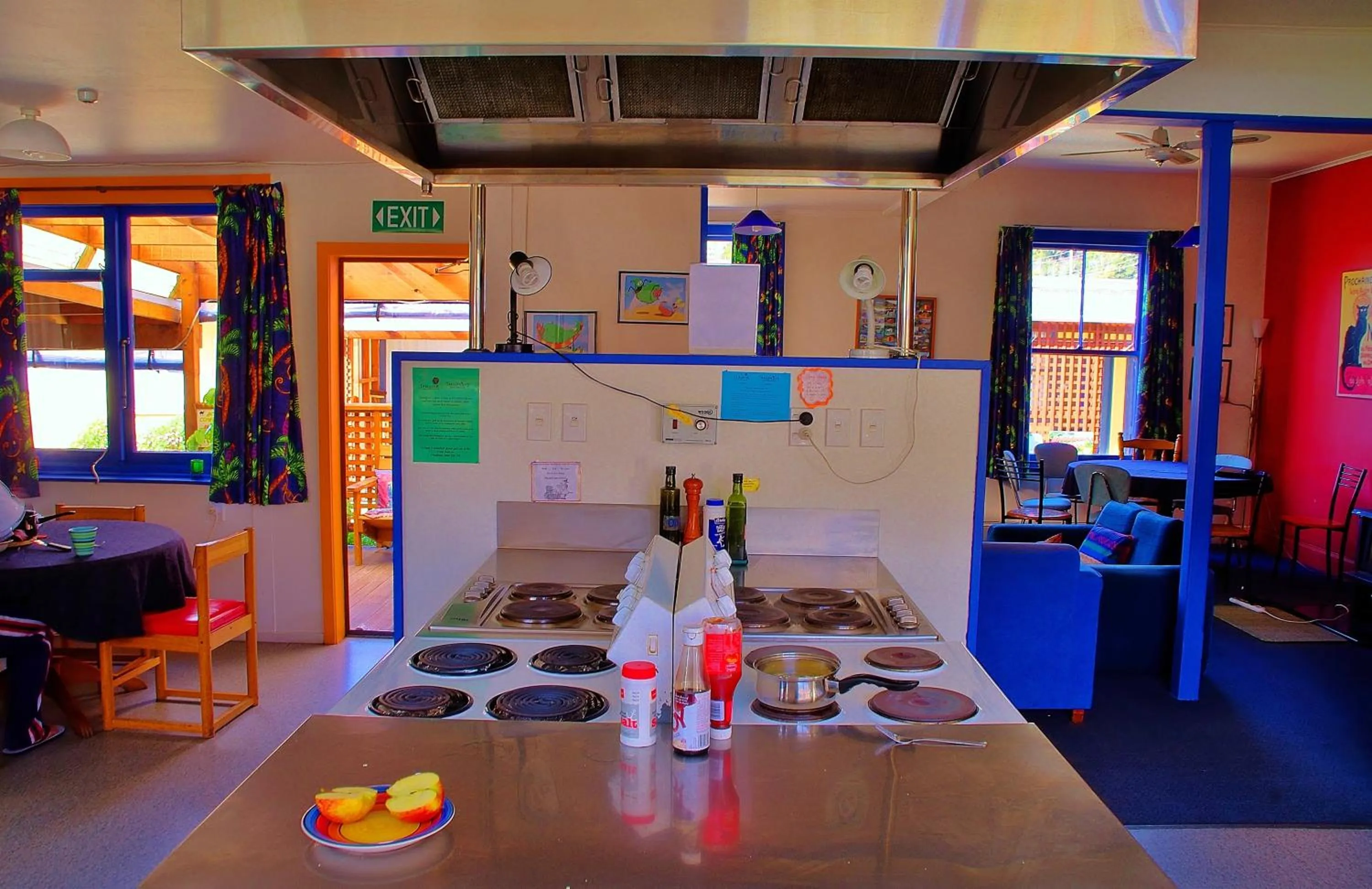 Kitchen or kitchenette in Sequoia Lodge Backpackers