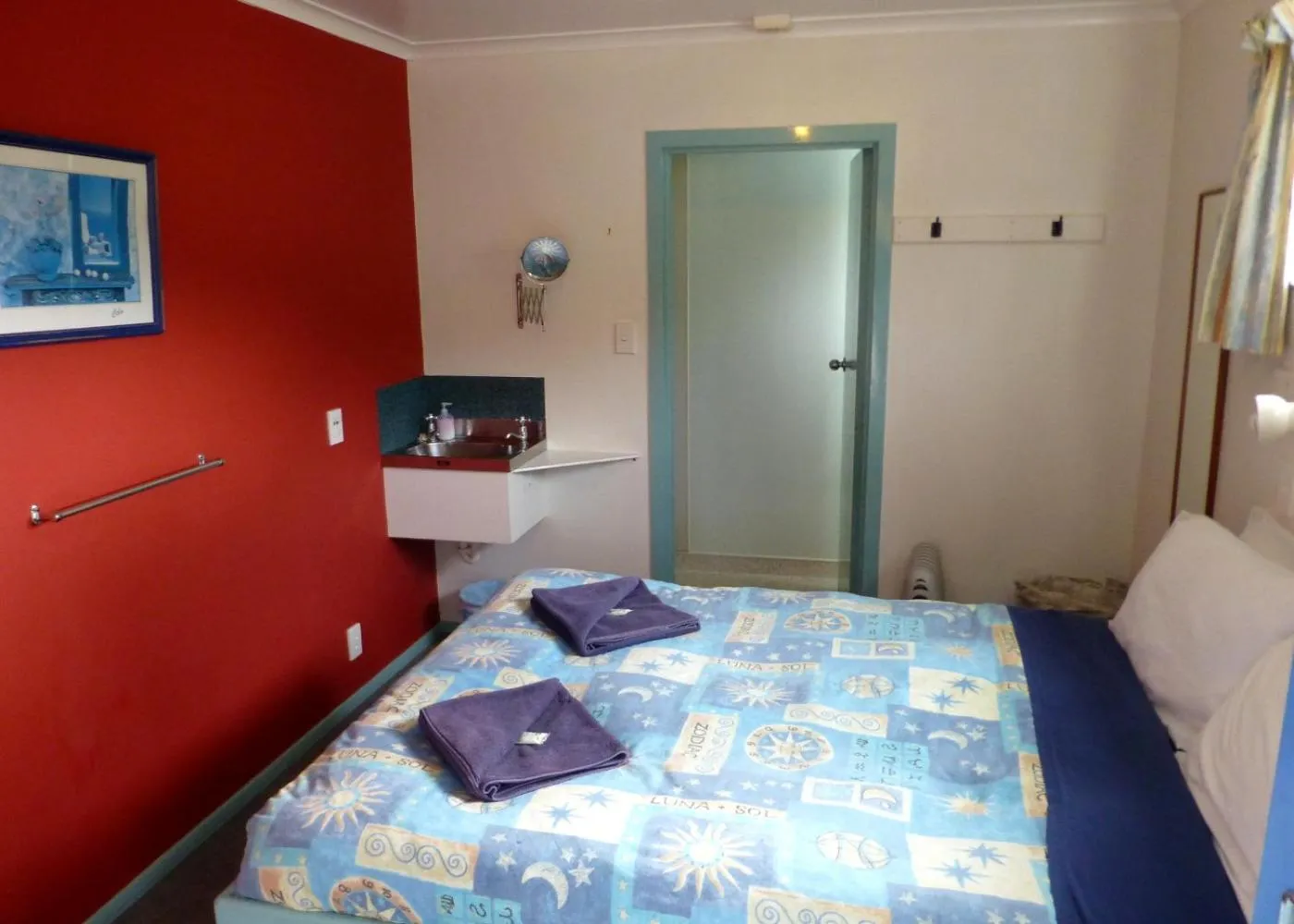 Bed in Sequoia Lodge Backpackers