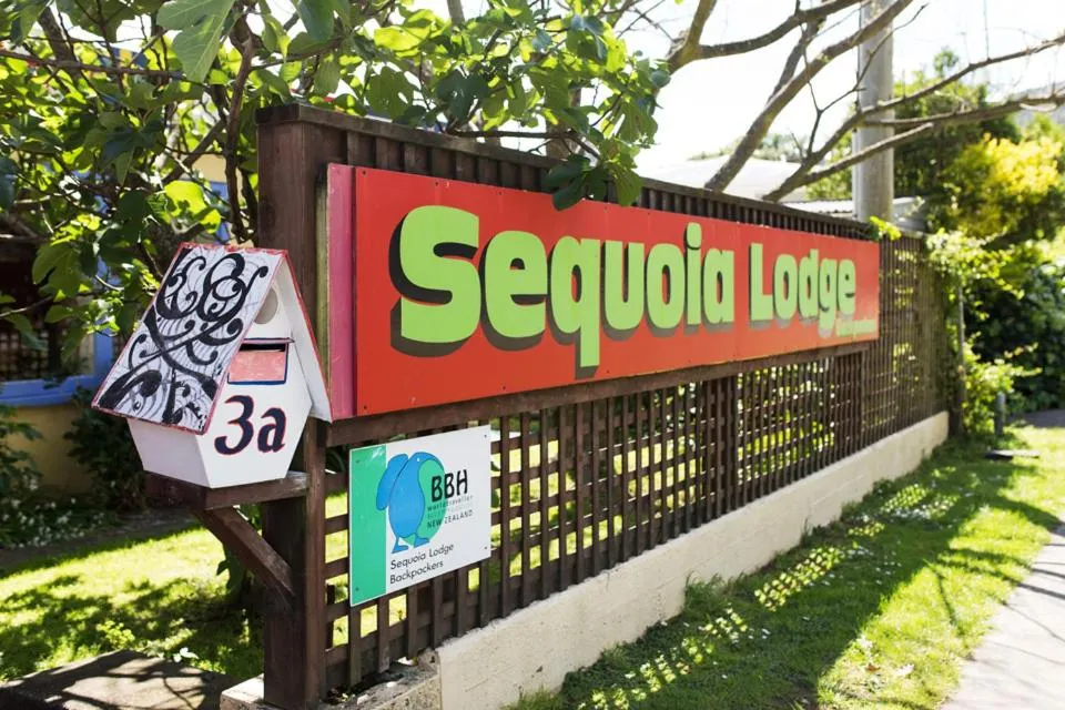 Facade/entrance in Sequoia Lodge Backpackers