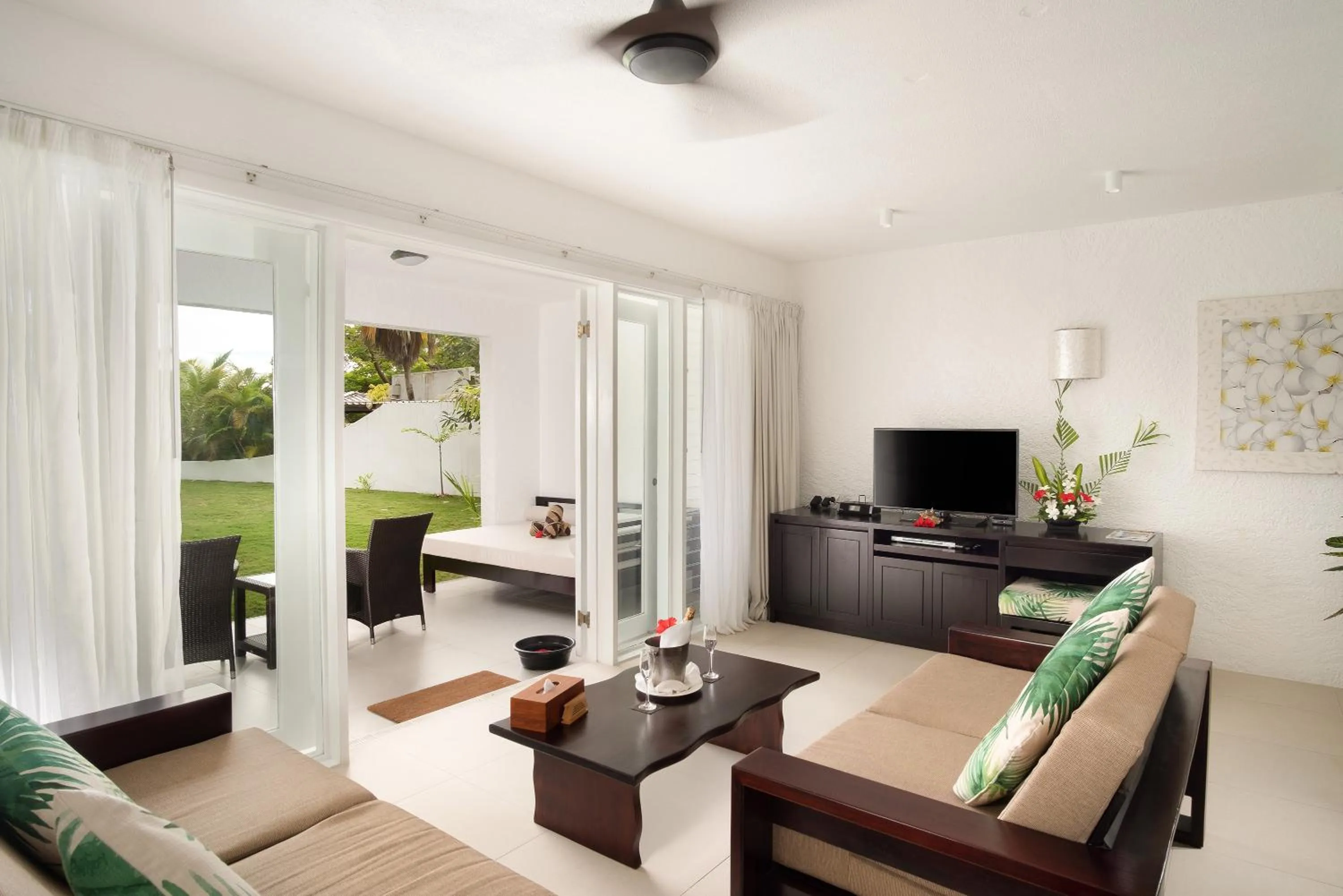 Living room in Lomani Island Resort & Spa