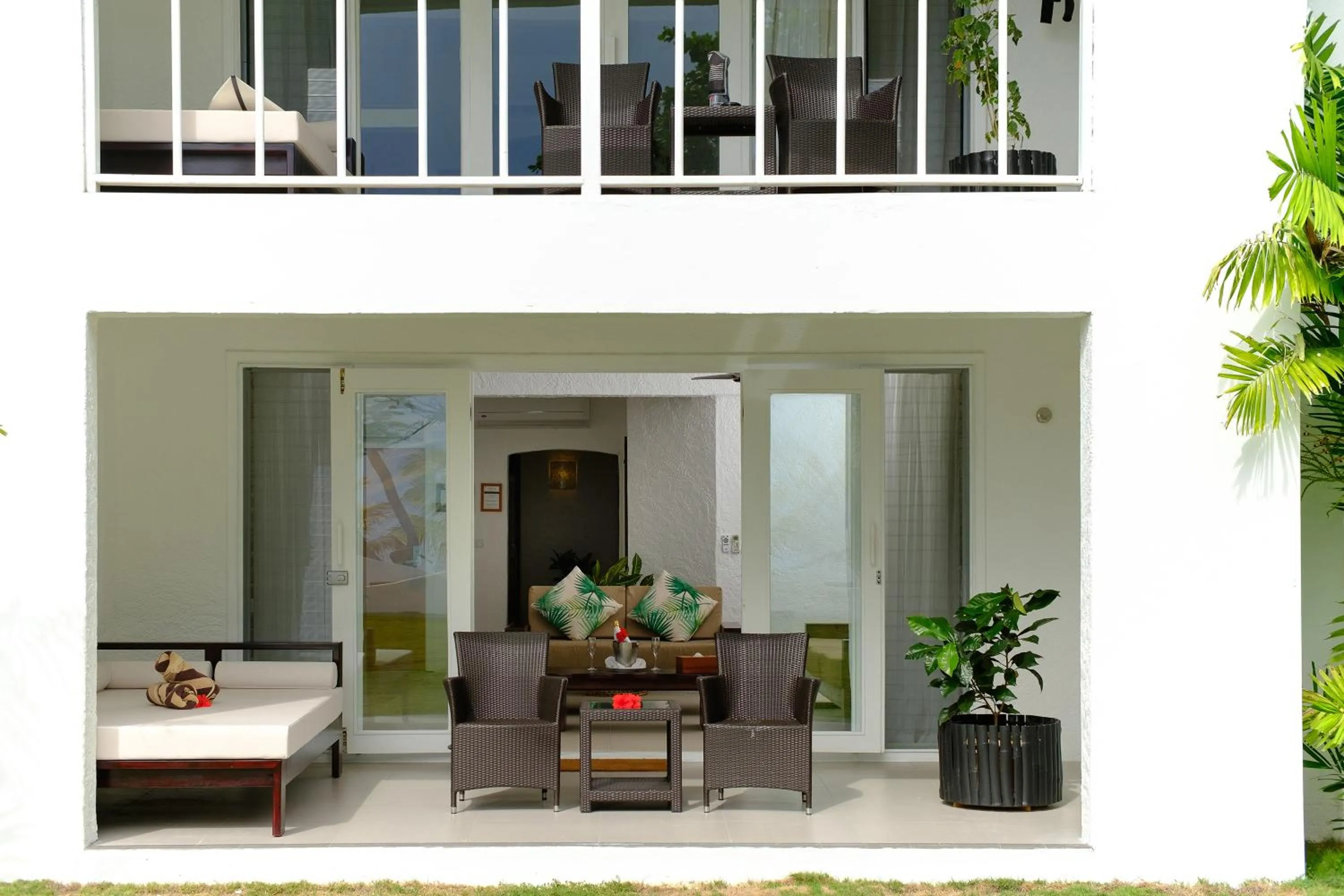 Patio in Lomani Island Resort & Spa