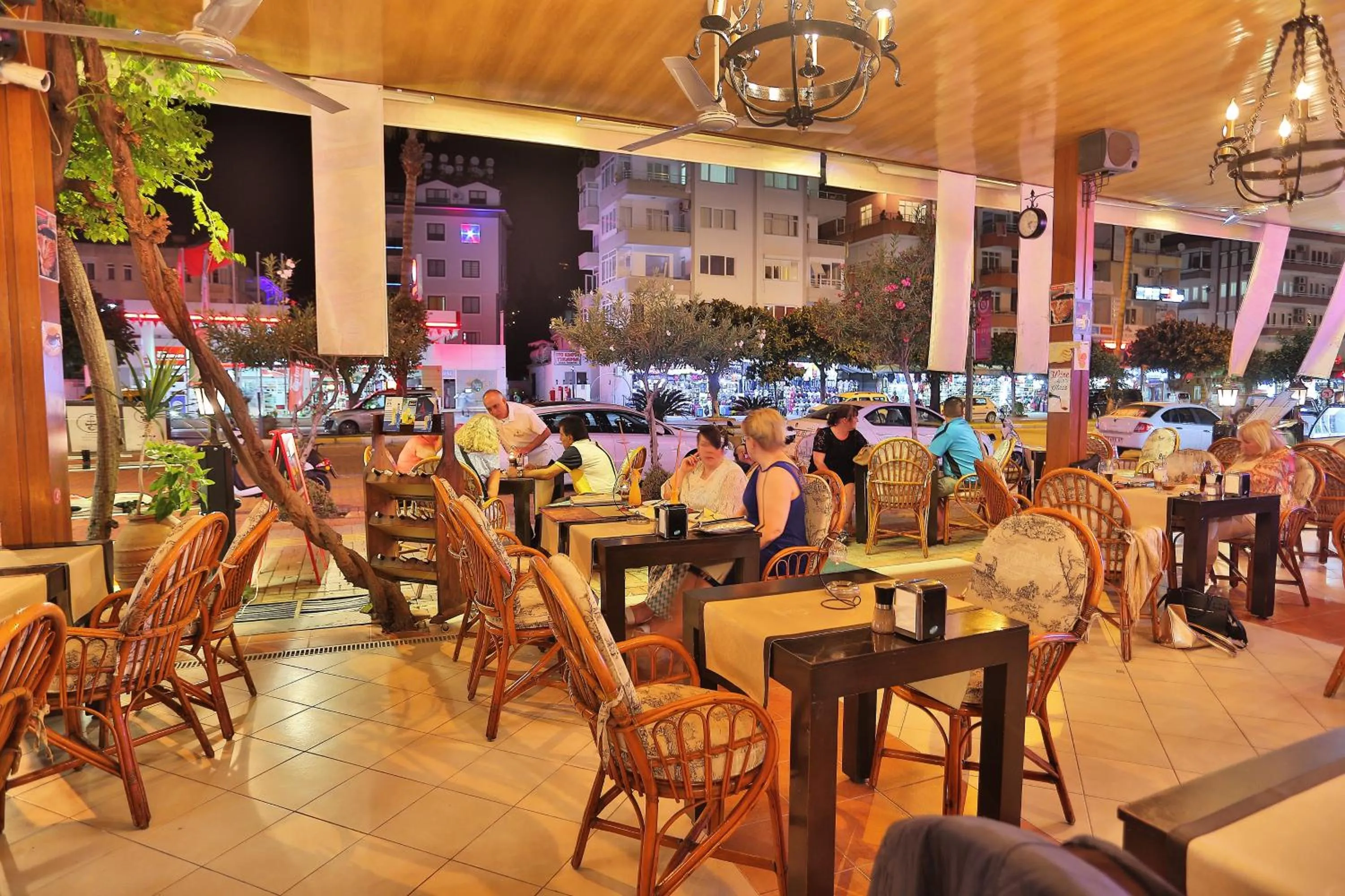 Restaurant/places to eat in Gallion Hotel
