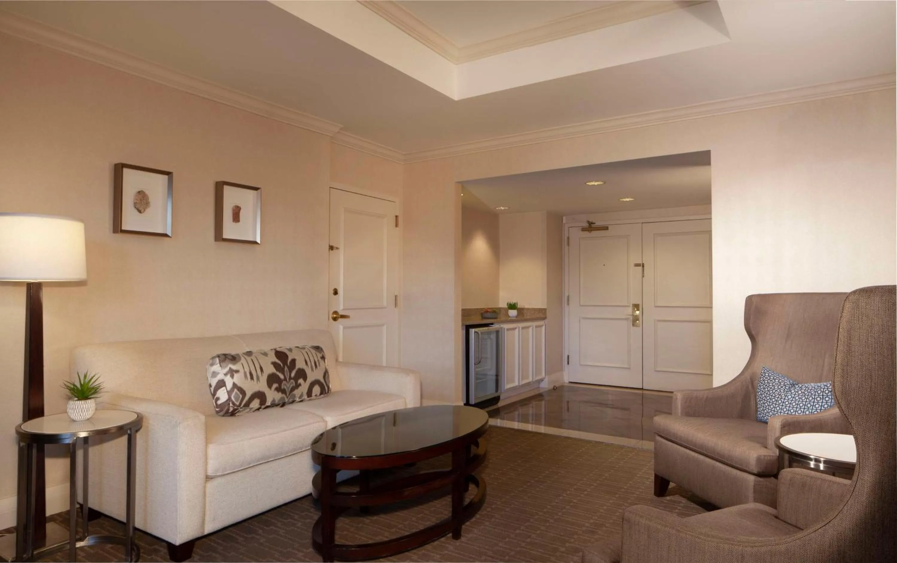 Living room in Hilton Alexandria Old Town