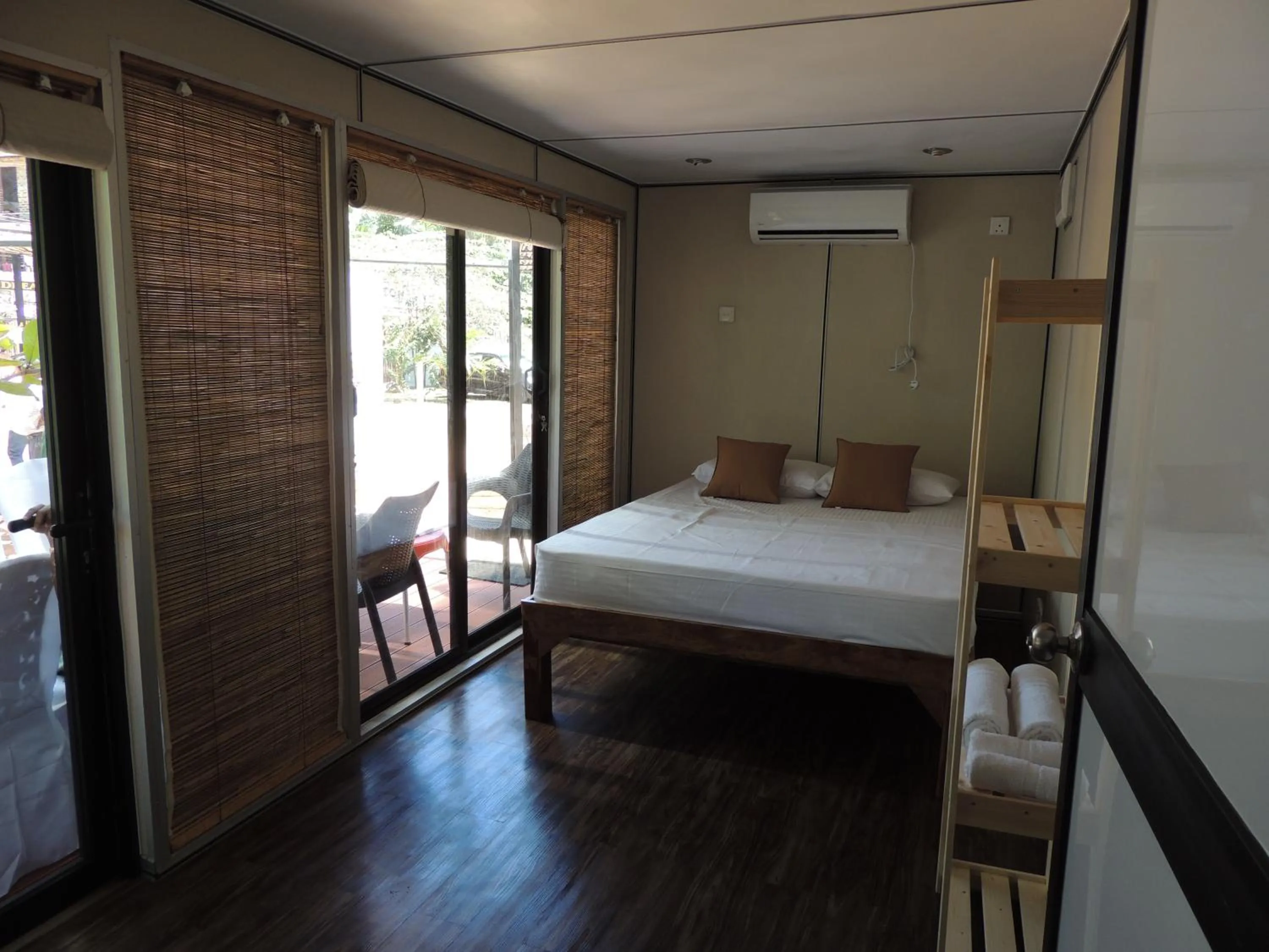Photo of the whole room, Bed in MA Villa Unawatuna
