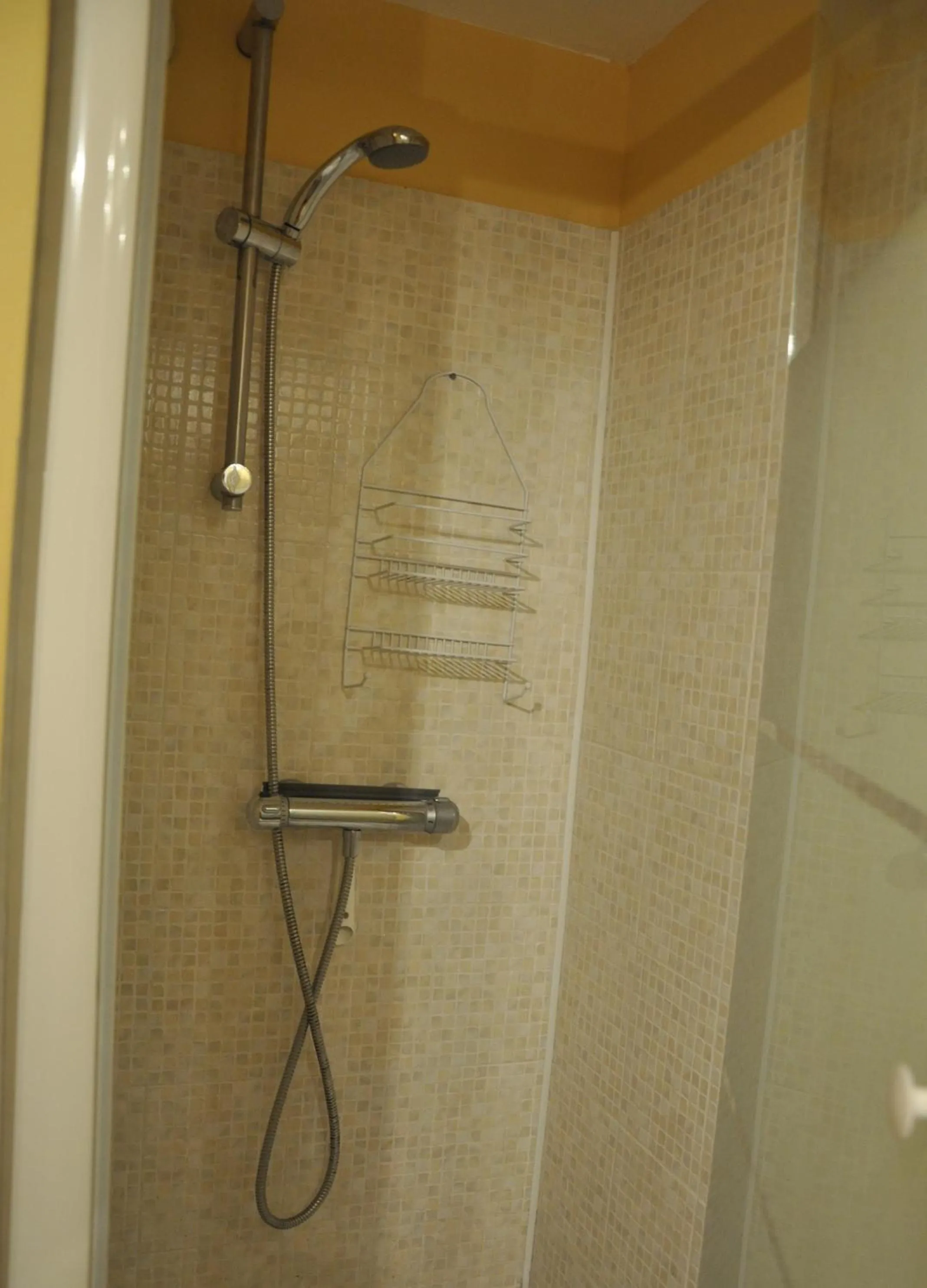 Shower in Les Studios De La Place (Part-Dieu)