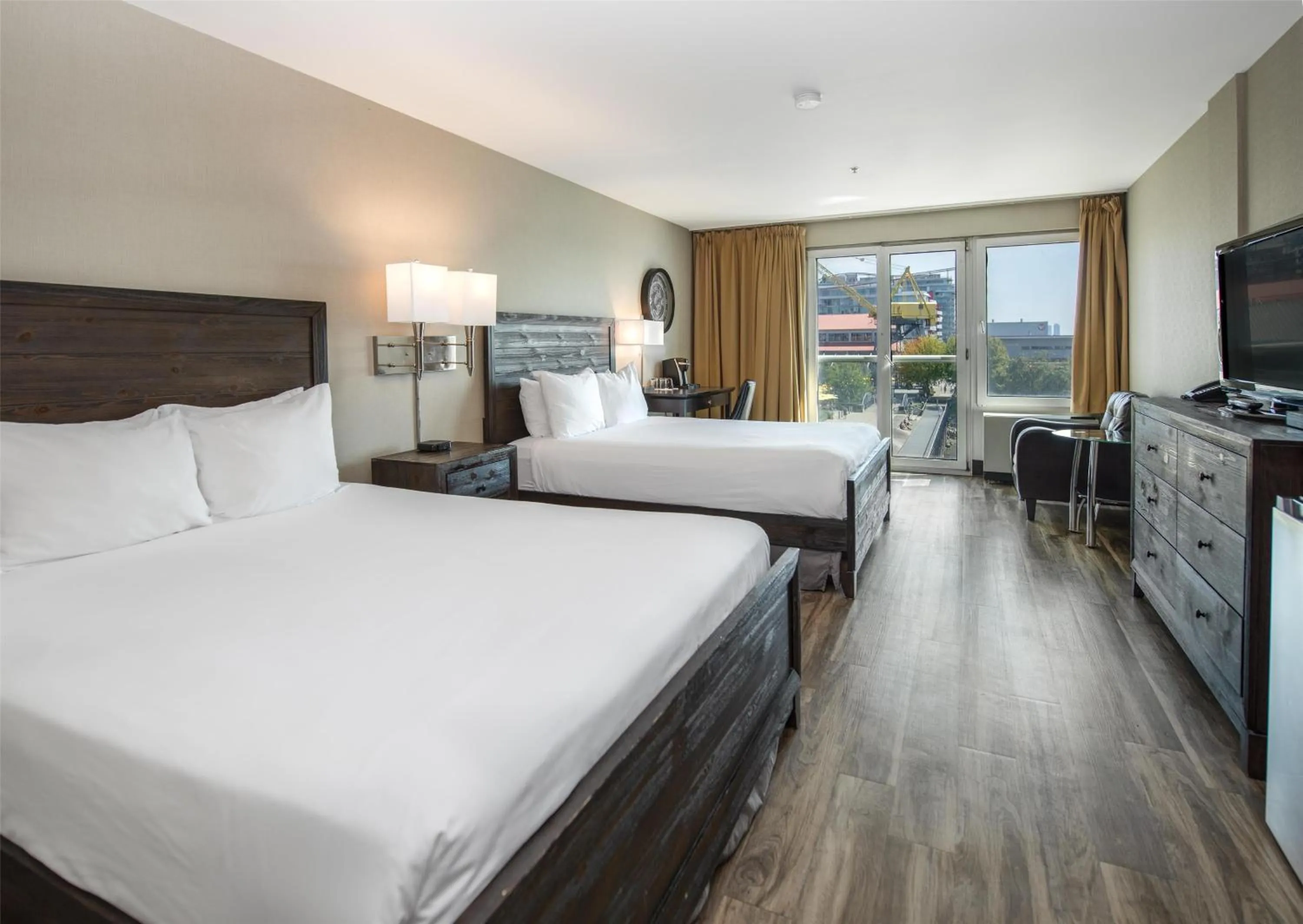 Bedroom, Bed in Coast Lonsdale Quay Hotel