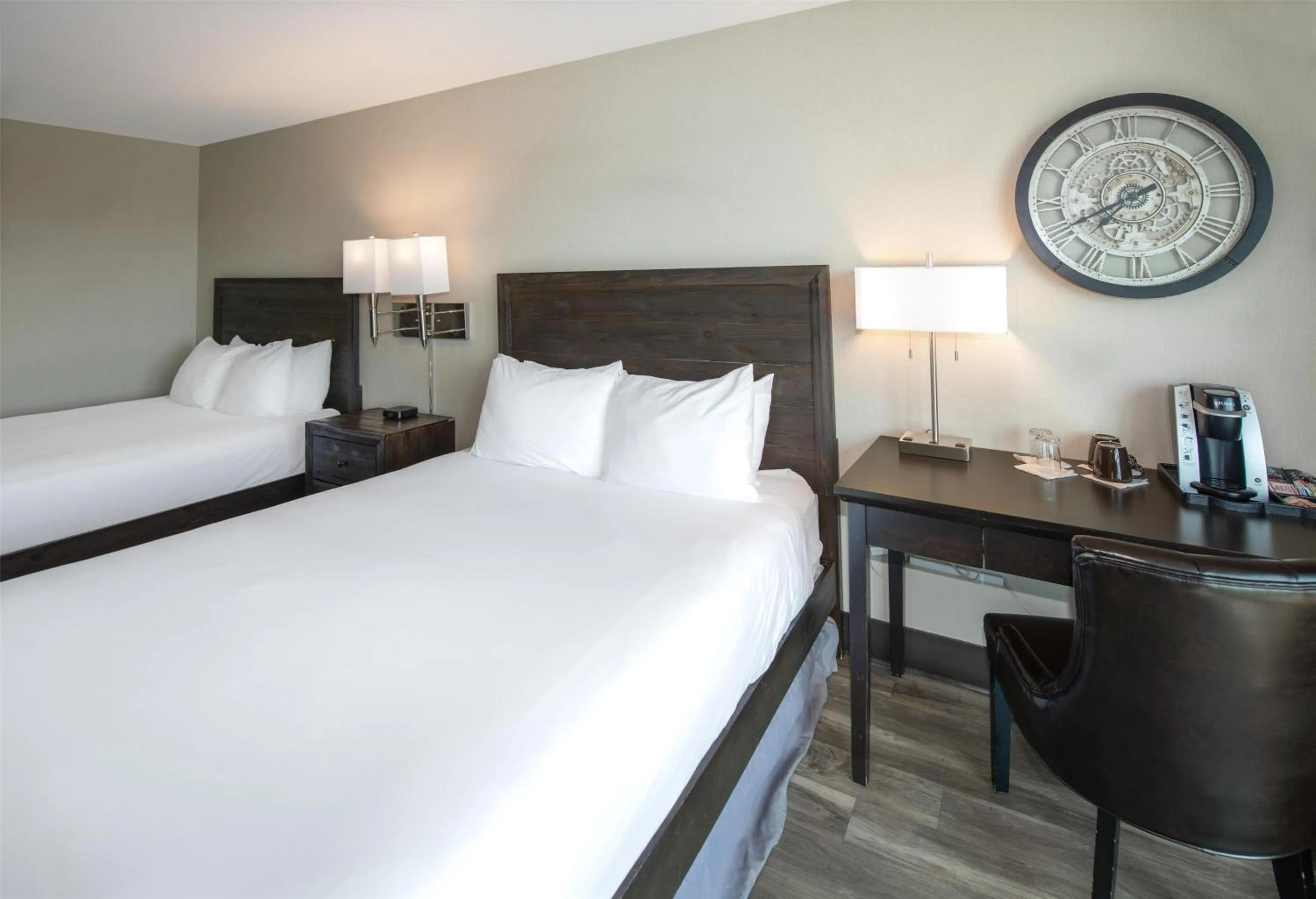 Bedroom, Bed in Coast Lonsdale Quay Hotel