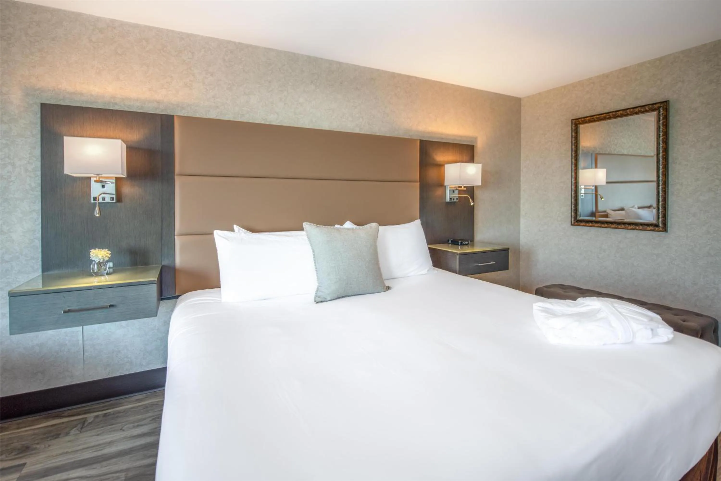 Bedroom, Bed in Coast Lonsdale Quay Hotel