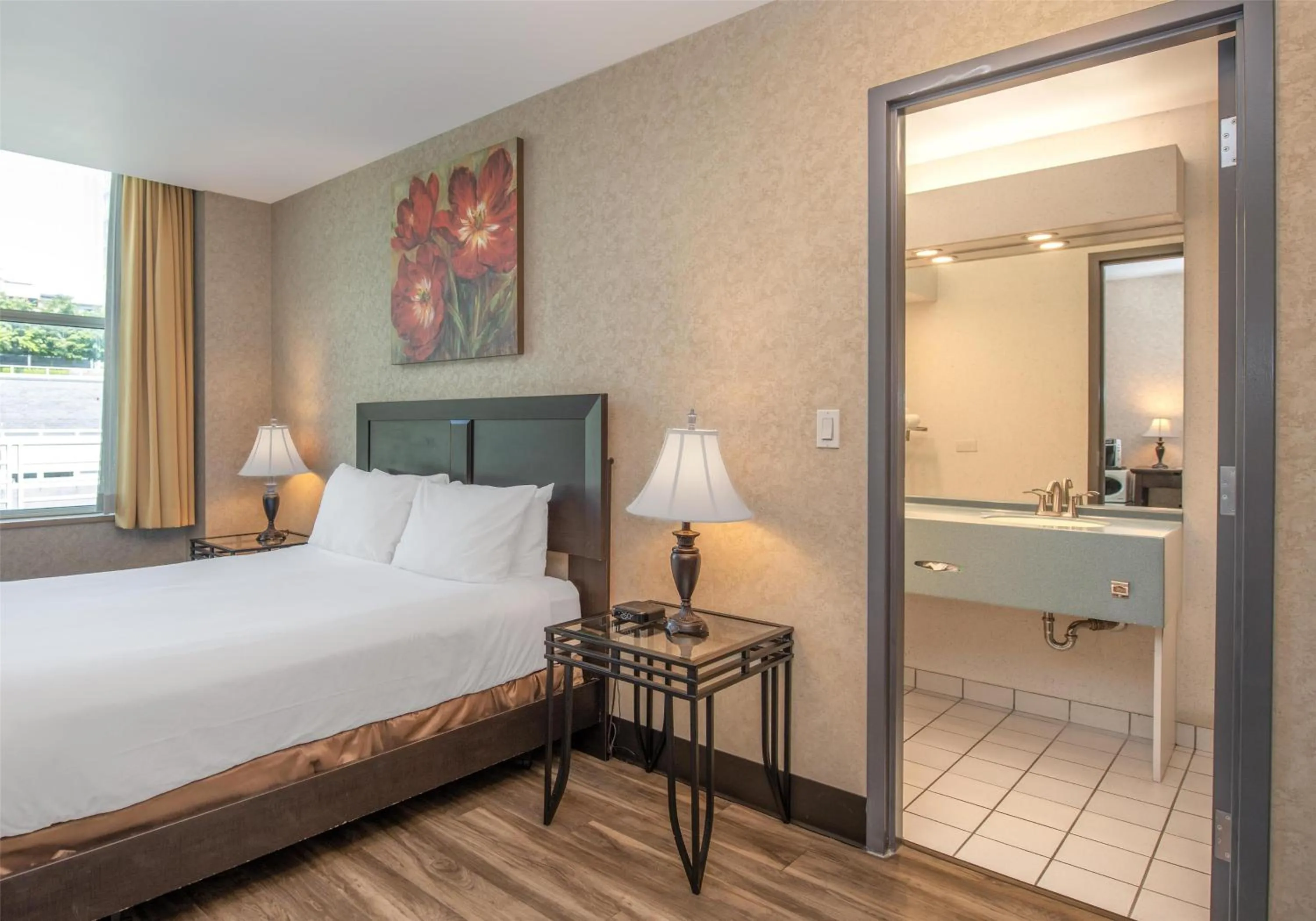 Bedroom, Bed in Coast Lonsdale Quay Hotel