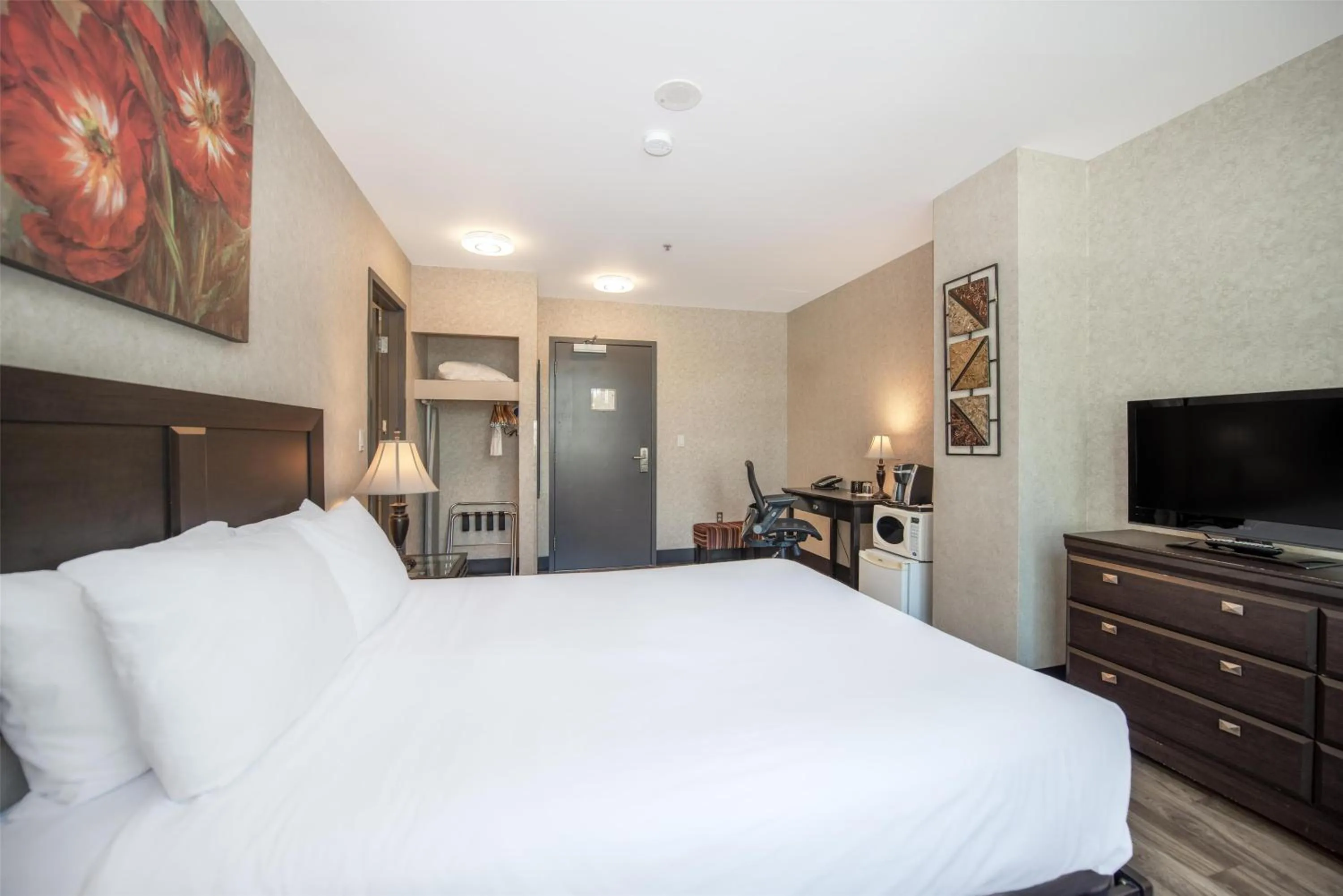 Bedroom, Bed in Coast Lonsdale Quay Hotel