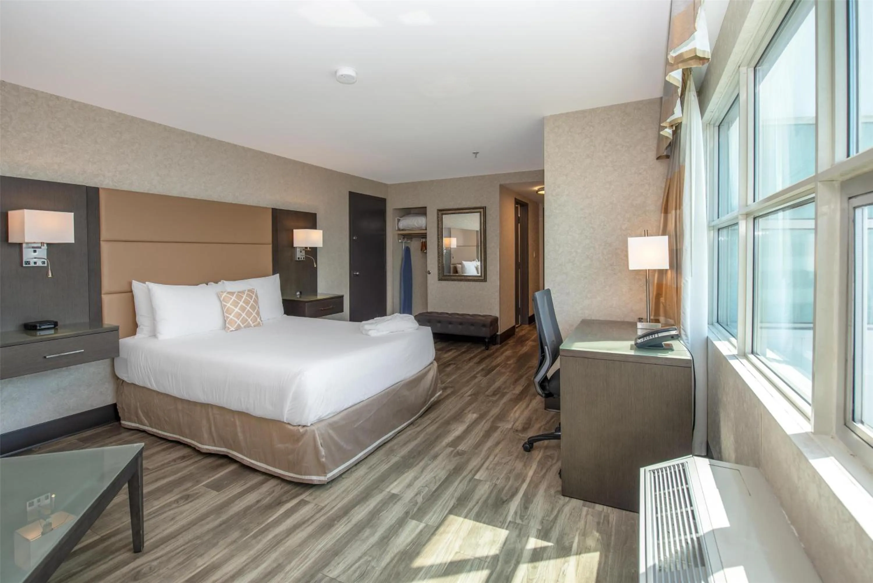 Bedroom, Bed in Coast Lonsdale Quay Hotel