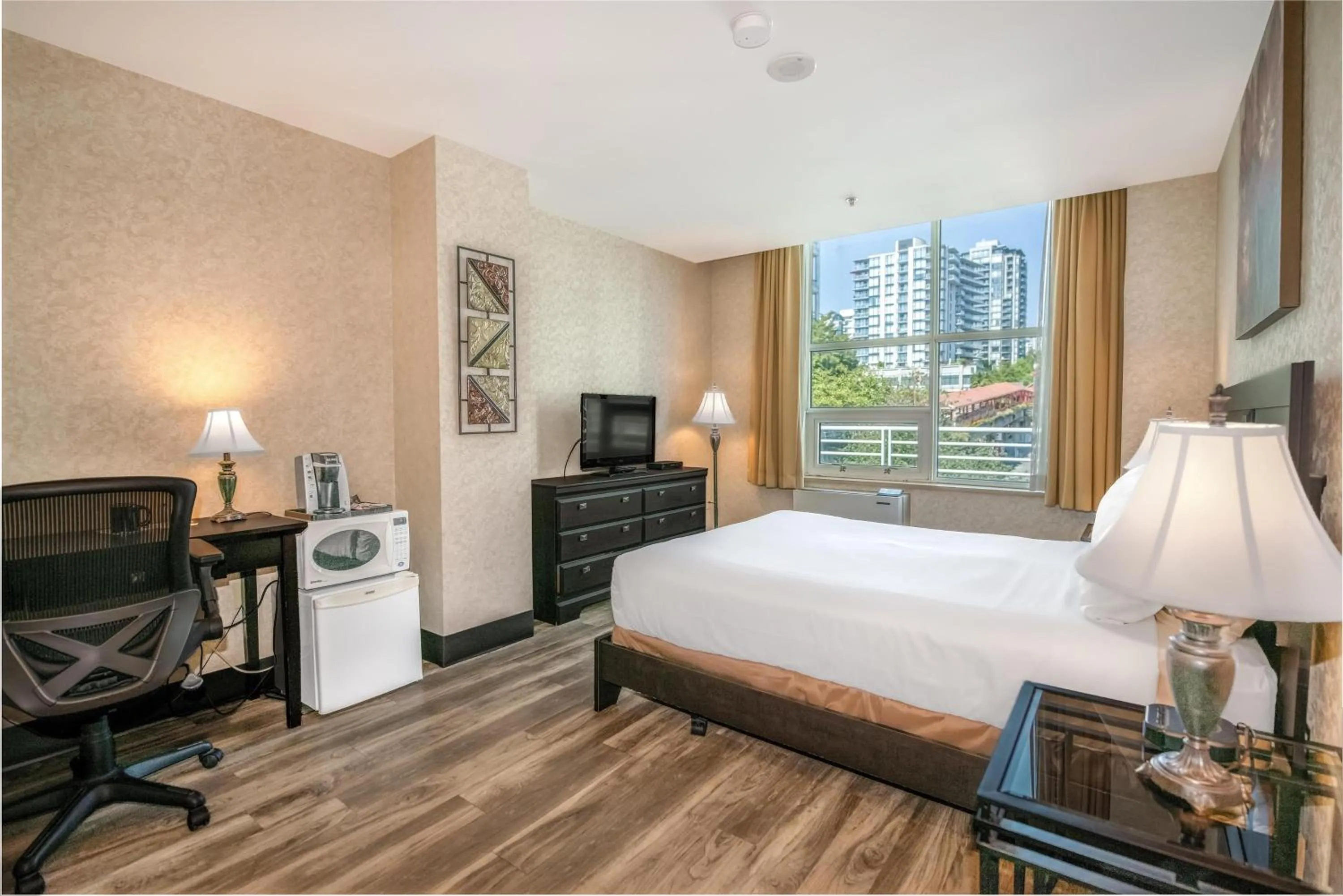 Bedroom, Bed in Coast Lonsdale Quay Hotel