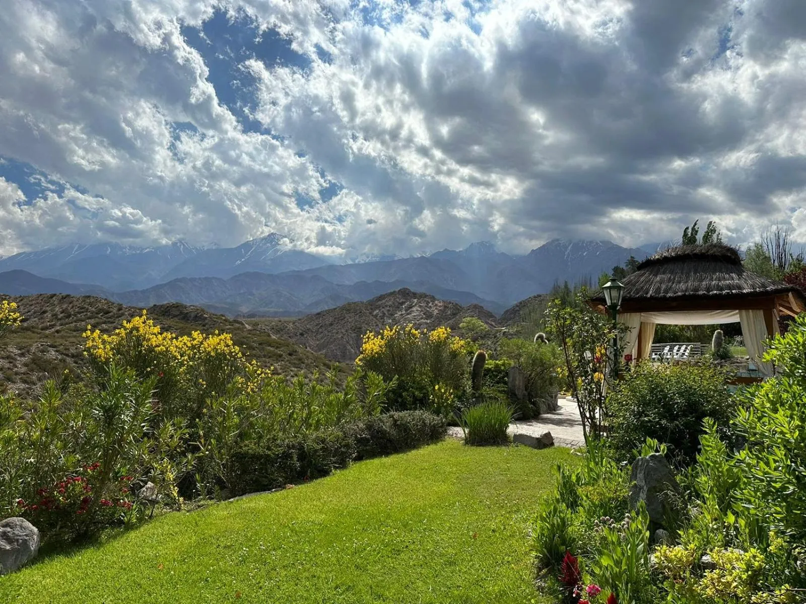 Garden in El Carmelo Mountain Lodge