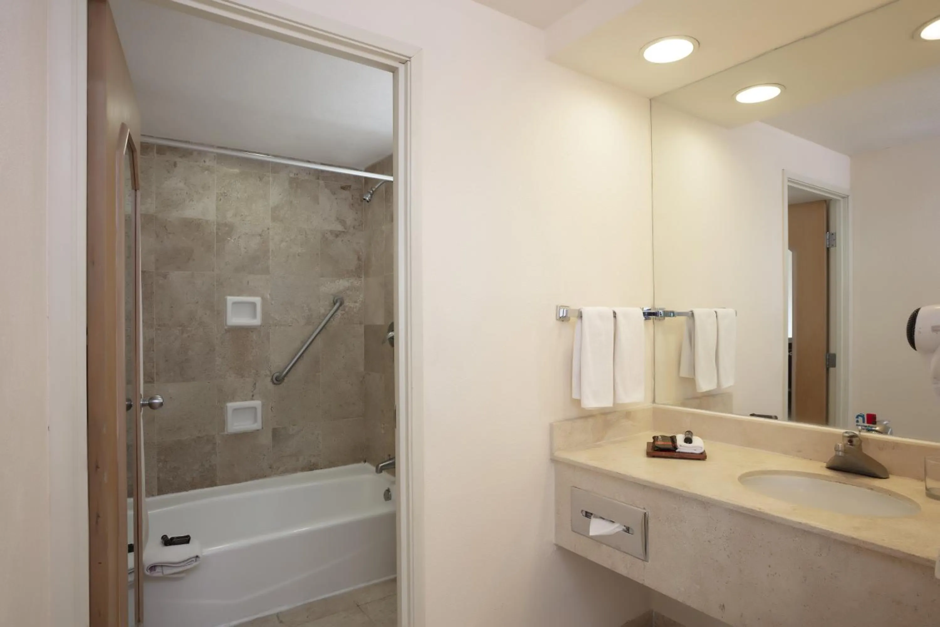 Photo of the whole room in Fiesta Inn Veracruz Malecon