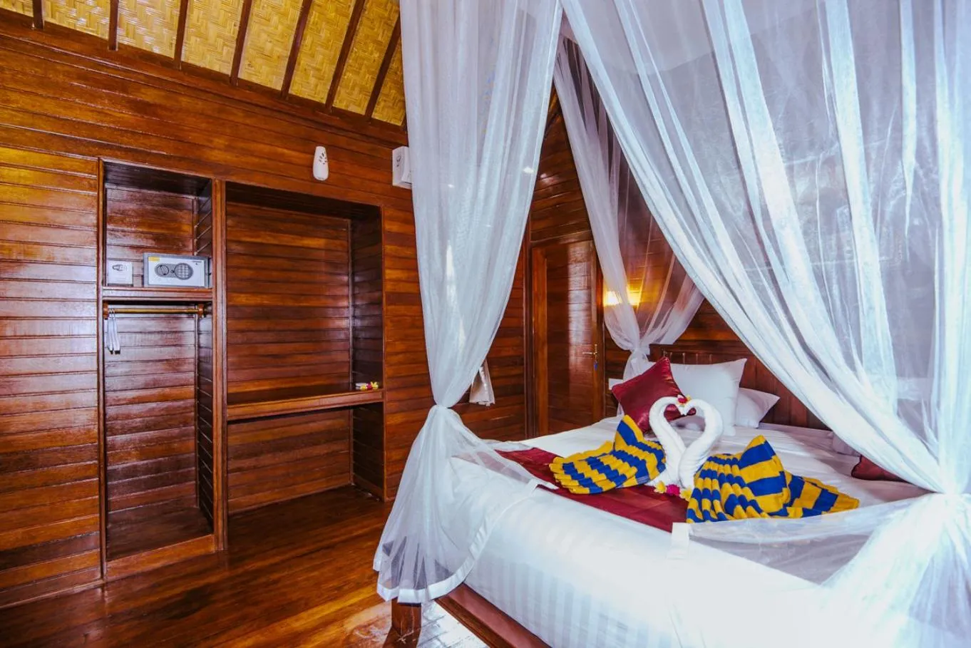 Bed in Sunday Huts Lembongan