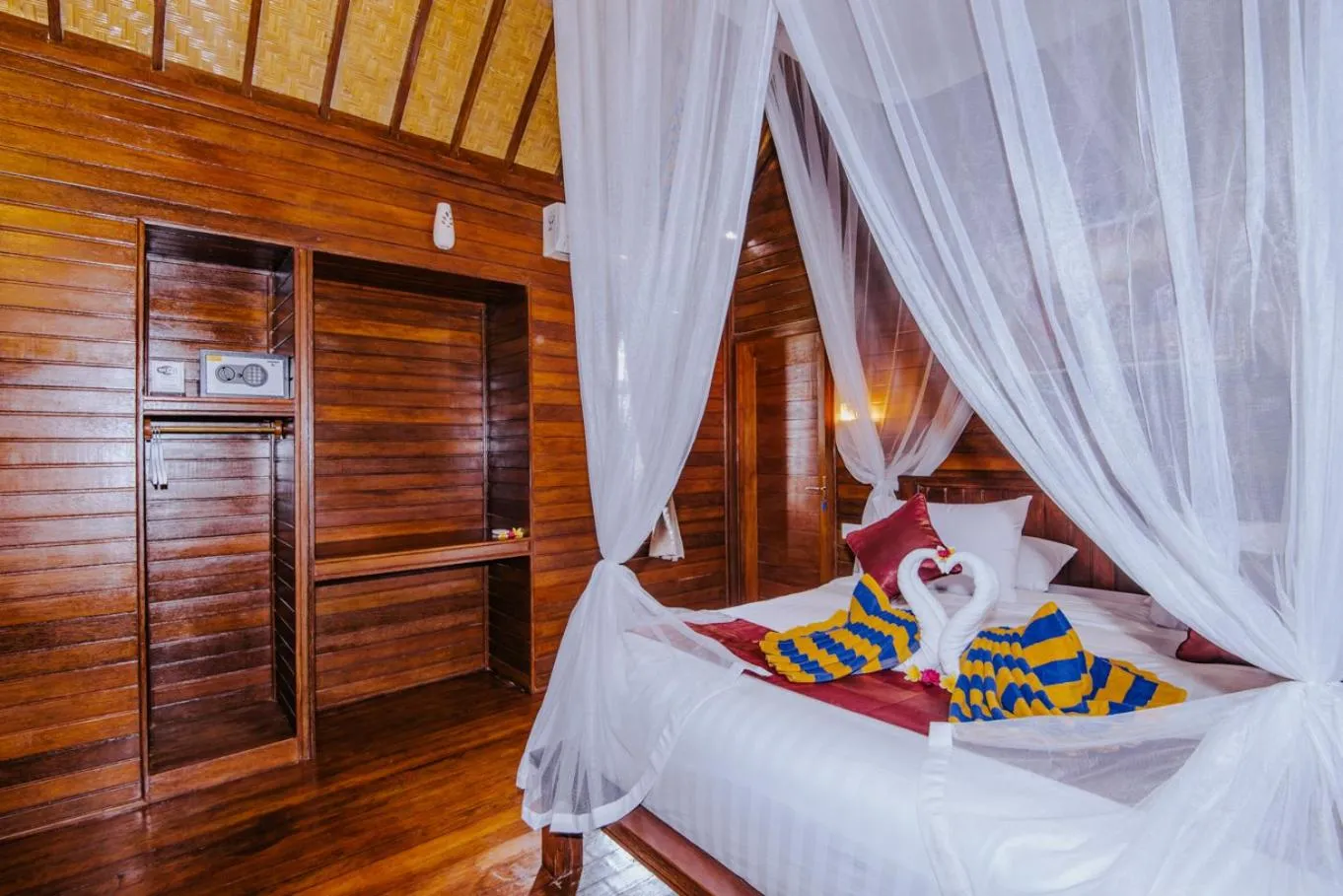 Bed in Sunday Huts Lembongan