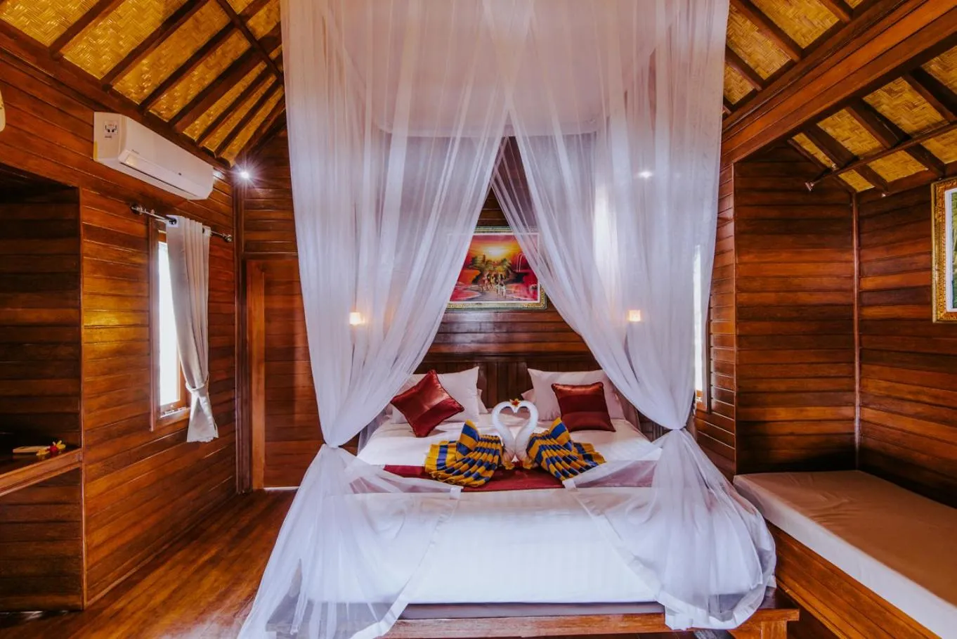 Bed in Sunday Huts Lembongan