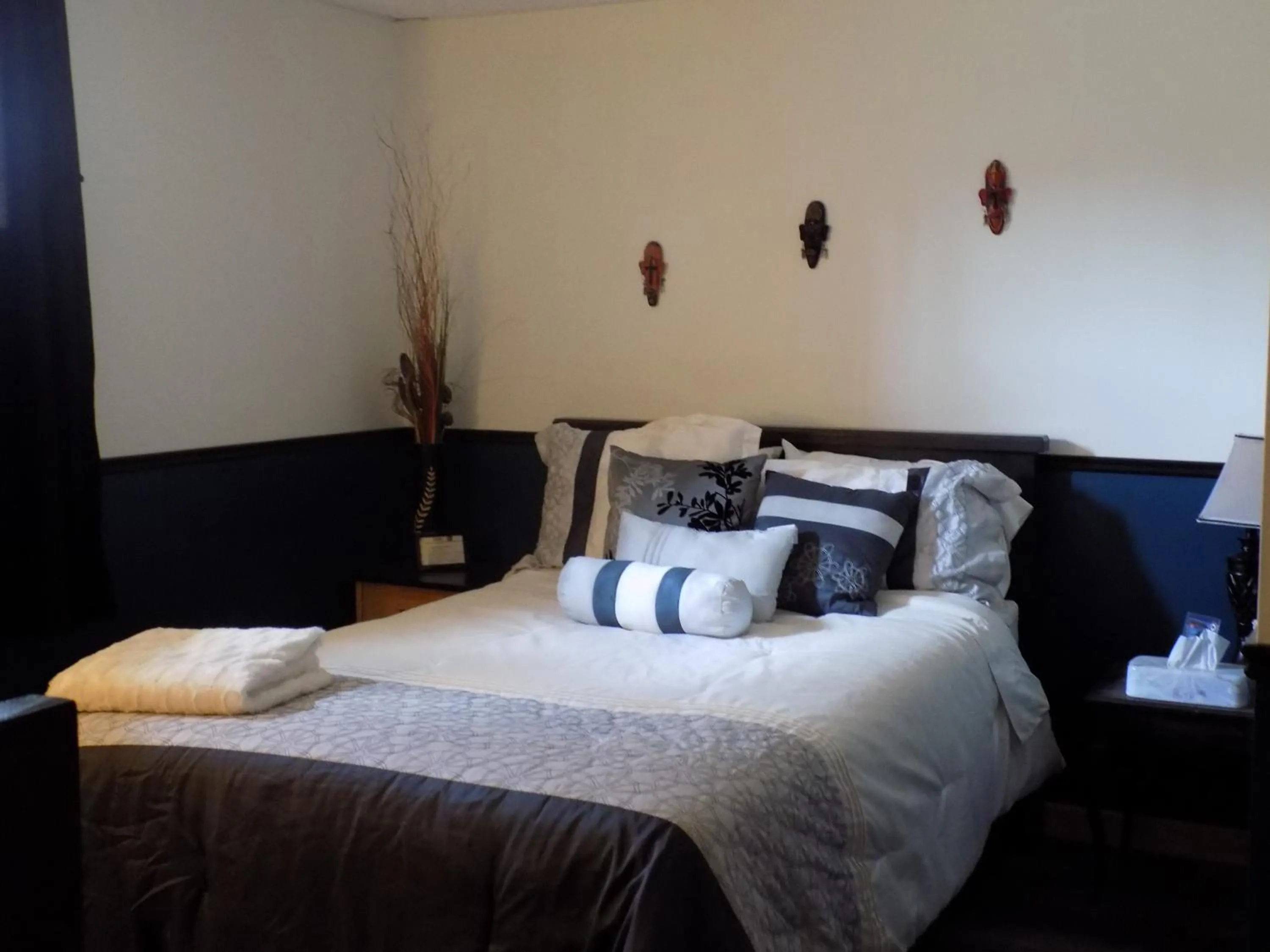 Decorative detail, Bed in Gîte Esprit Follet