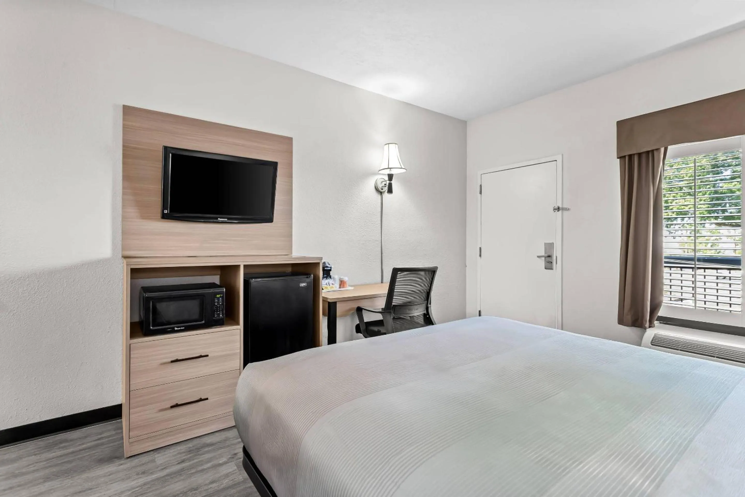 Bedroom, Bed in Quality Inn & Suites Sunport Airport Albuquerque