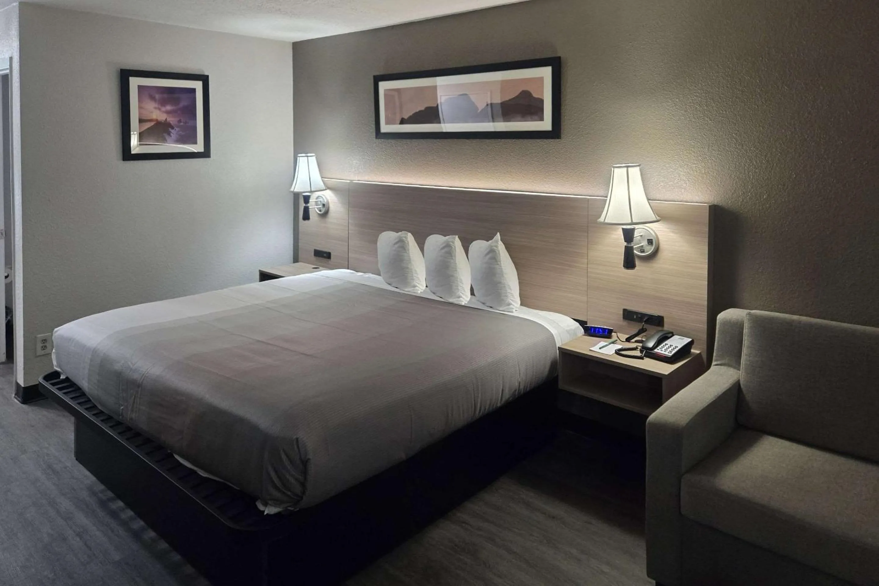 Bedroom, Bed in Super 8 by Wyndham Albuquerque Airport